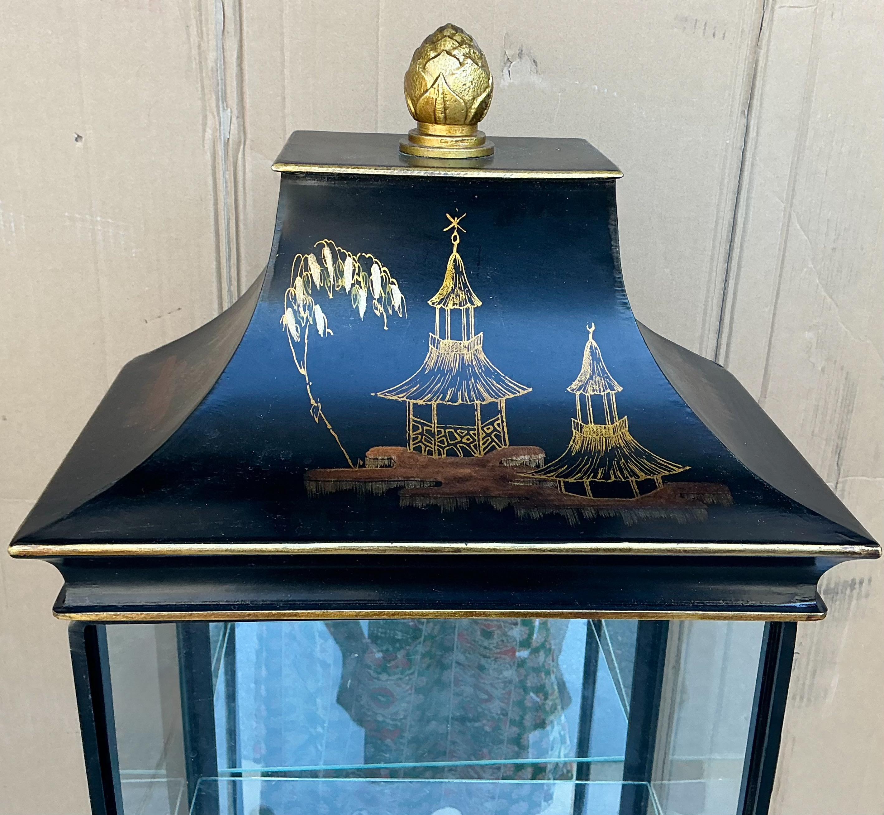 Cineserie Specchio da parete in metallo a forma di pagoda Vitrine / Cabinet in stile cineseria italiana in vendita