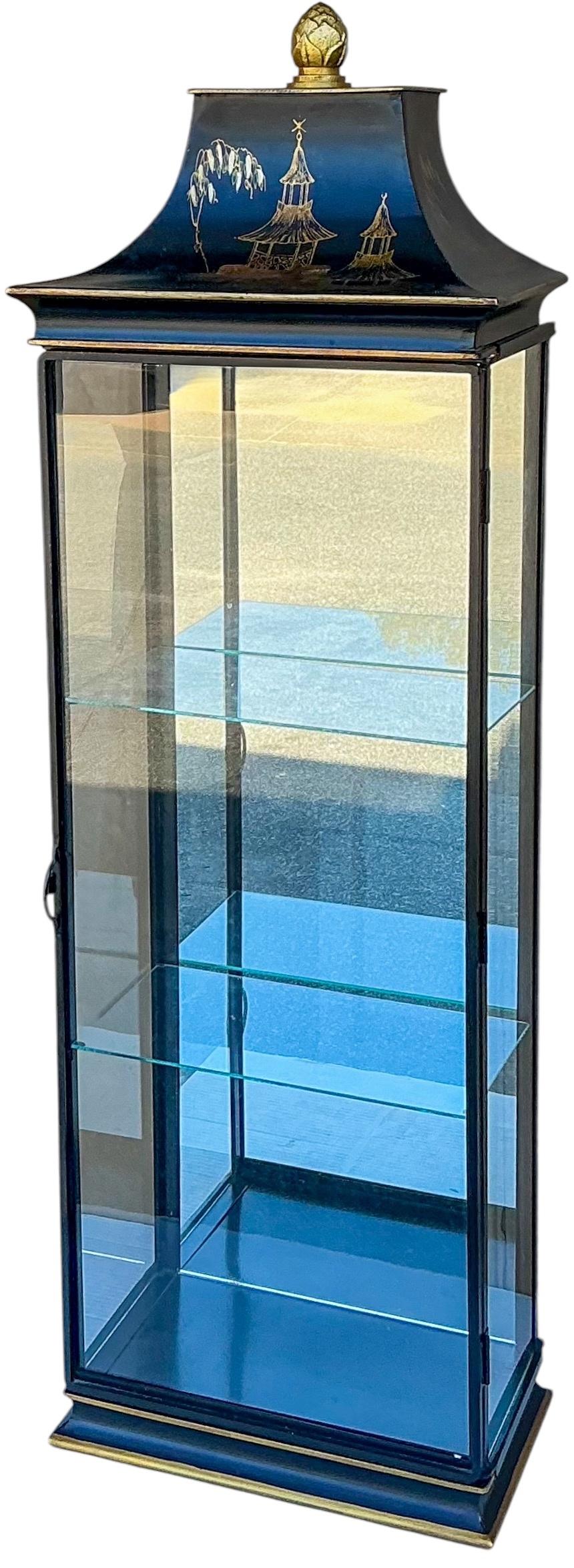 Specchio da parete in metallo a forma di pagoda Vitrine / Cabinet in stile cineseria italiana in vendita 1