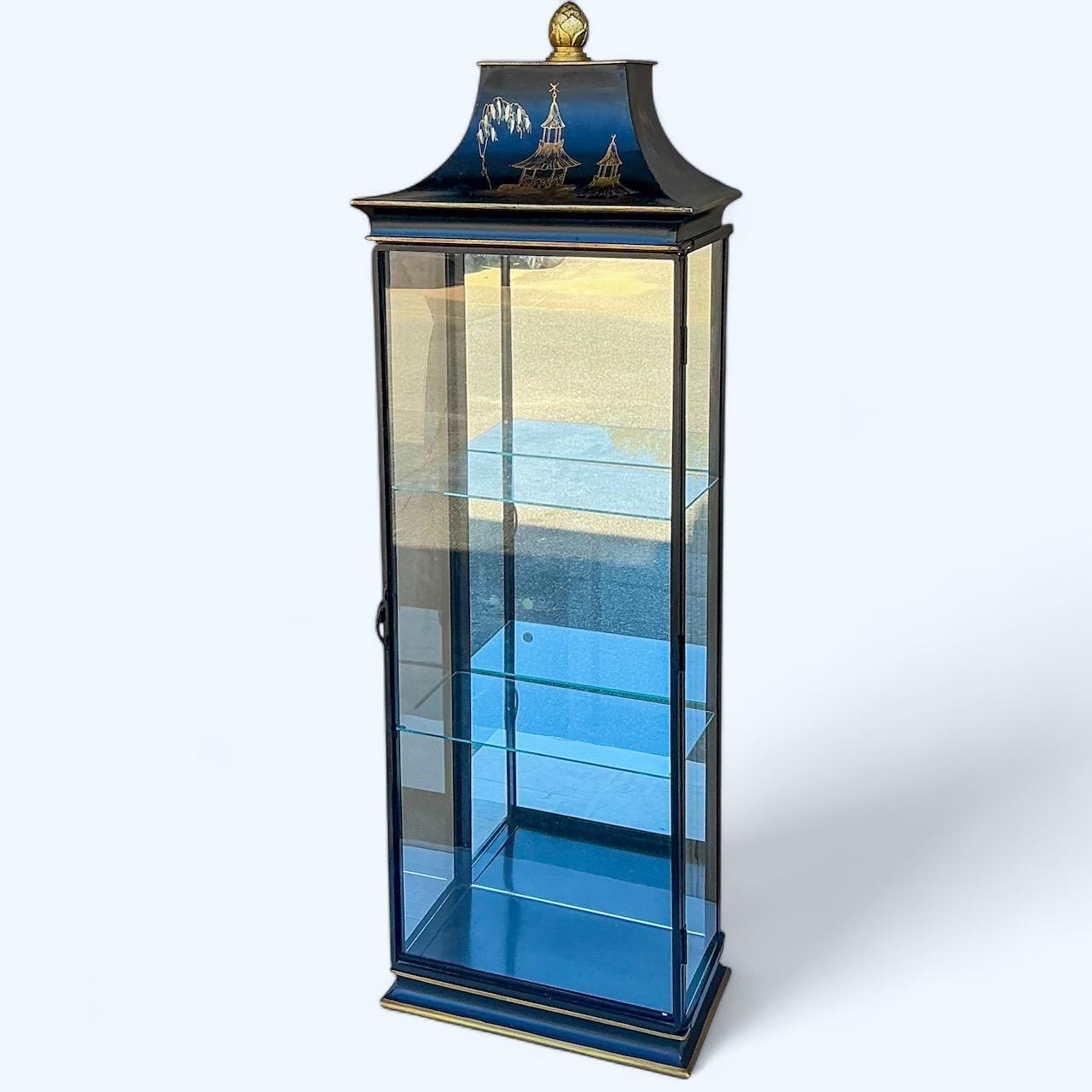 Specchio da parete in metallo a forma di pagoda Vitrine / Cabinet in stile cineseria italiana in vendita 2