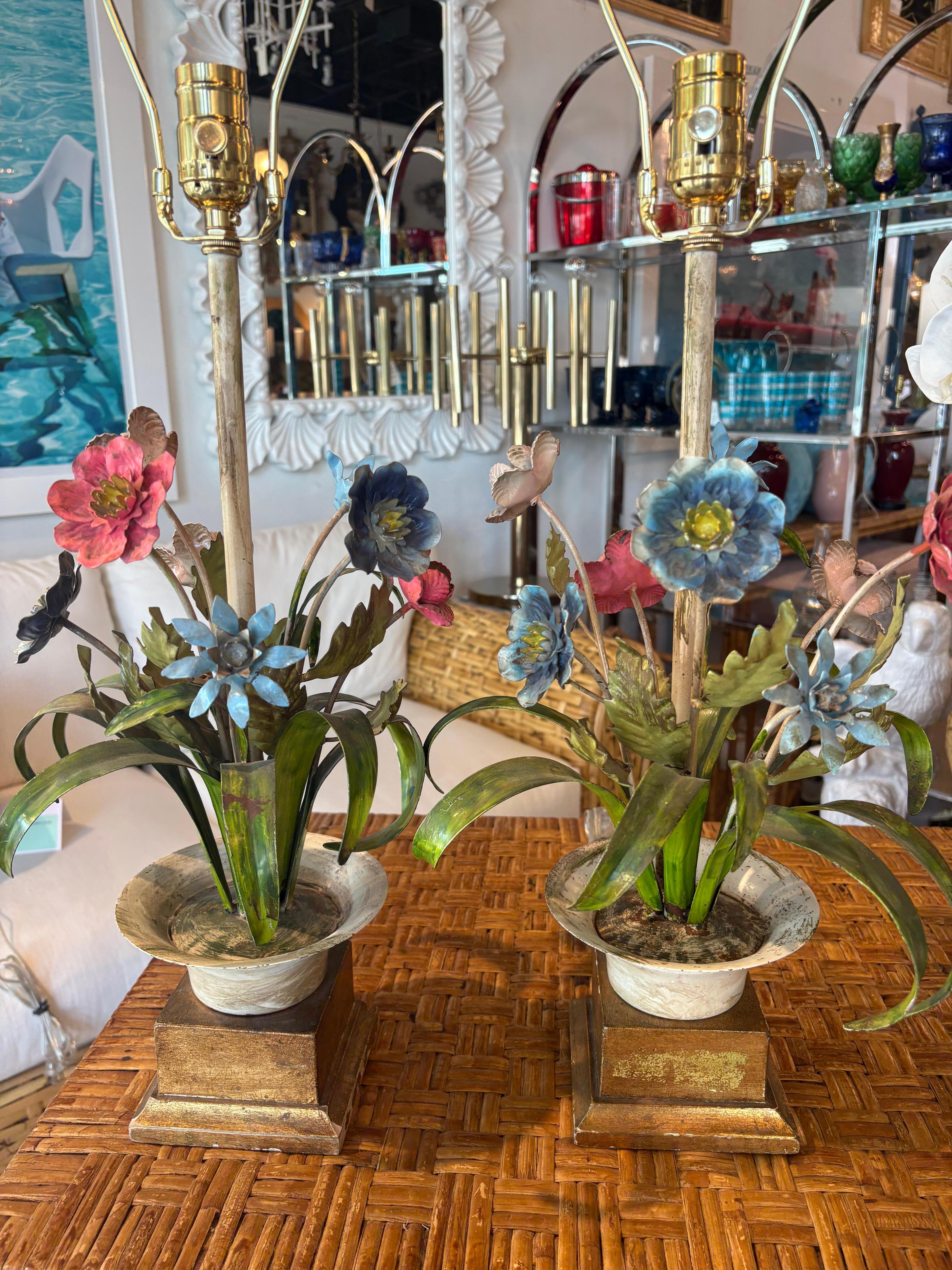 Lampe de table italienne en métal patiné avec urne et fleurs florales Nouveau Câblage en vente 4