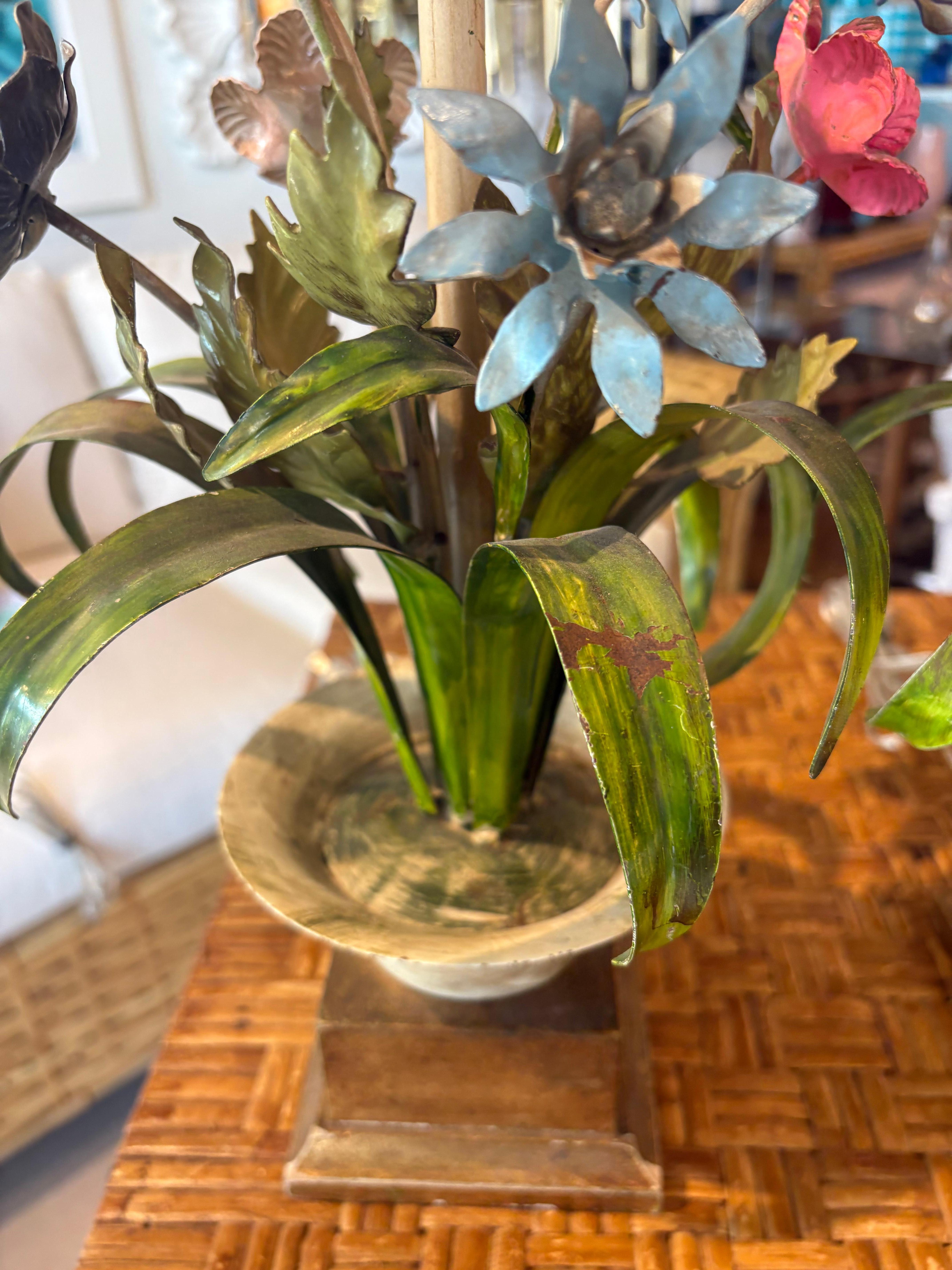 Lampe de table italienne en métal patiné avec urne et fleurs florales Nouveau Câblage en vente 5