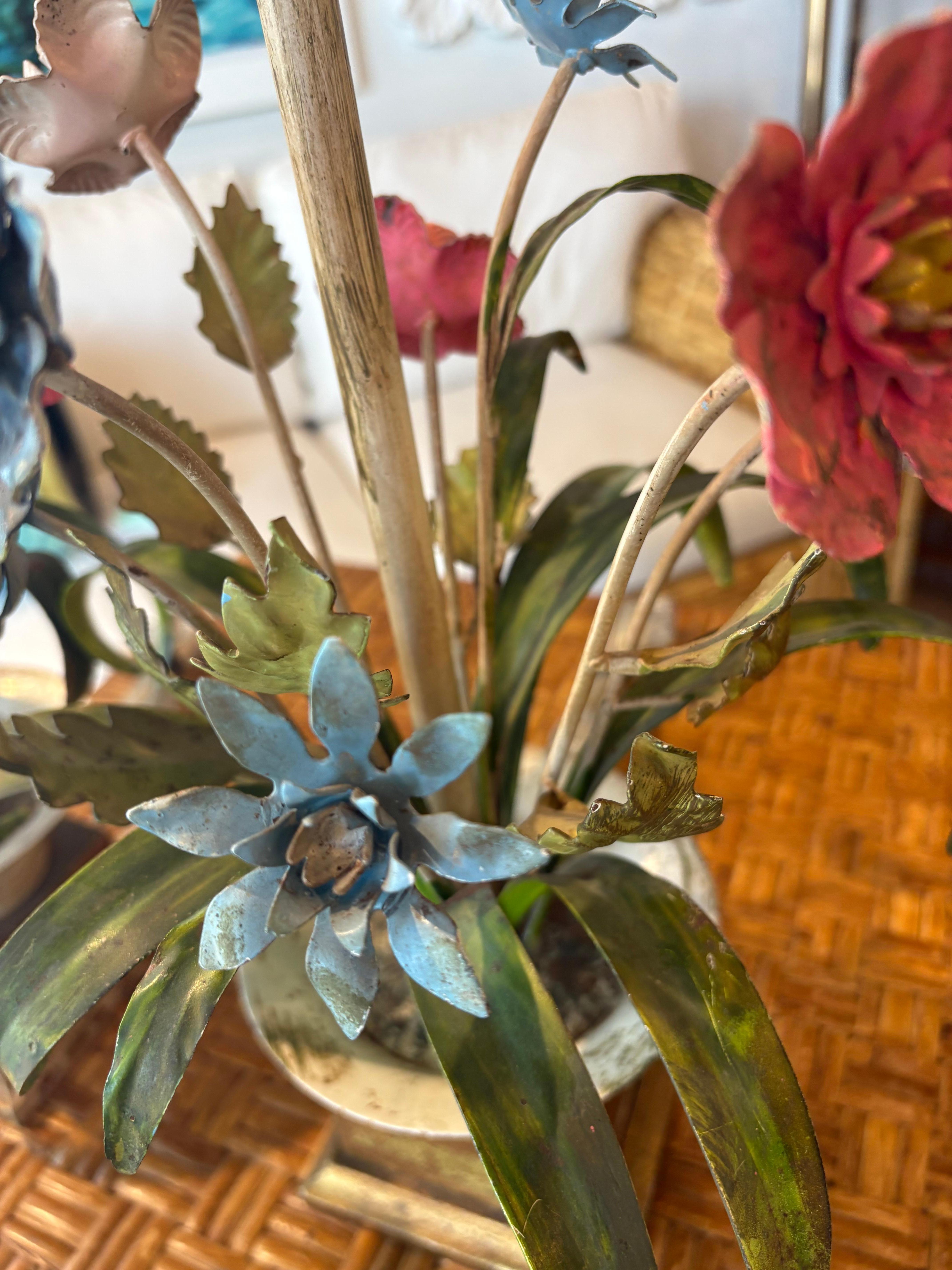 Lampe de table italienne en métal patiné avec urne et fleurs florales Nouveau Câblage en vente 6