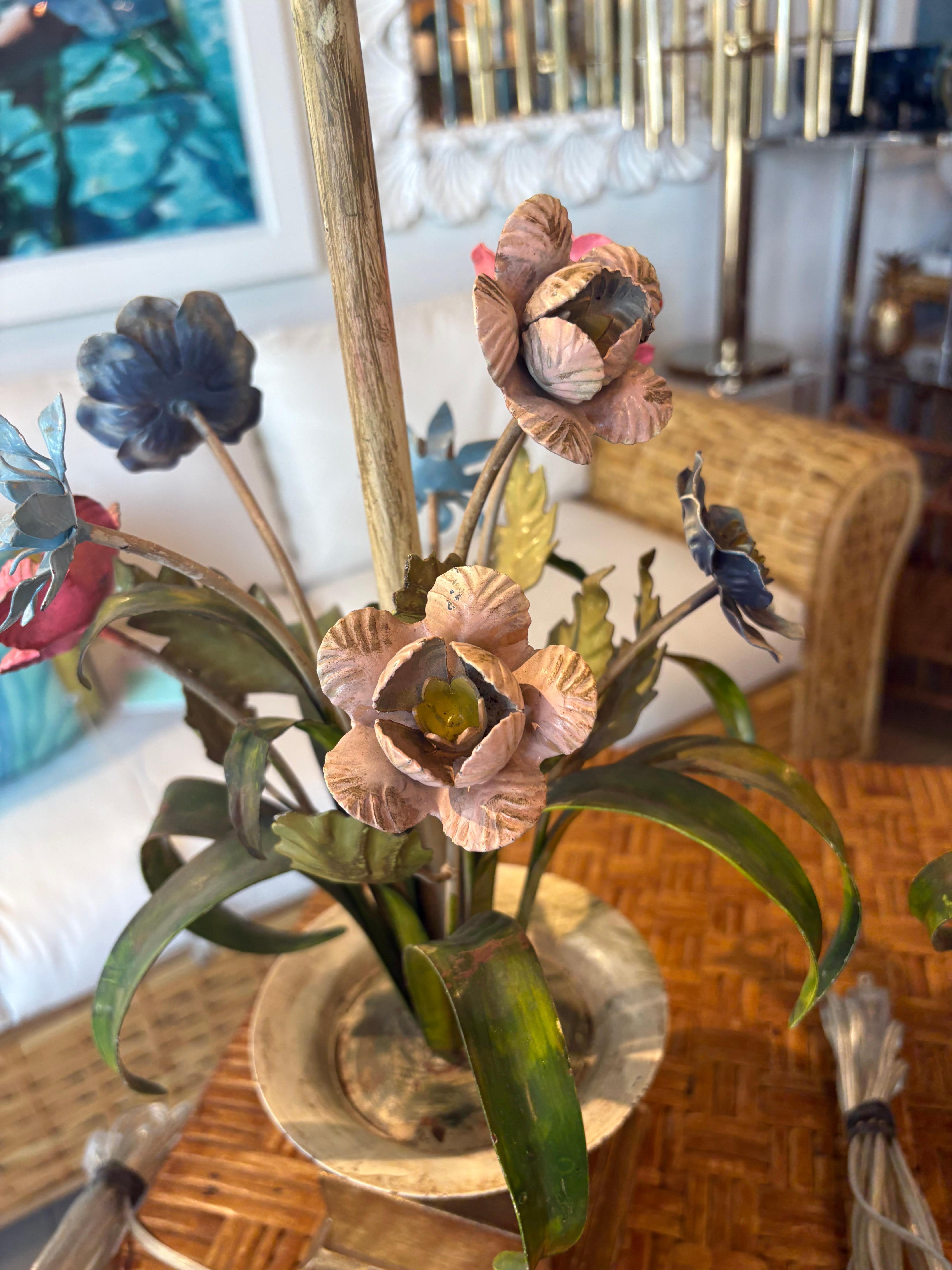 Lampe de table italienne en métal patiné avec urne et fleurs florales Nouveau Câblage en vente 7