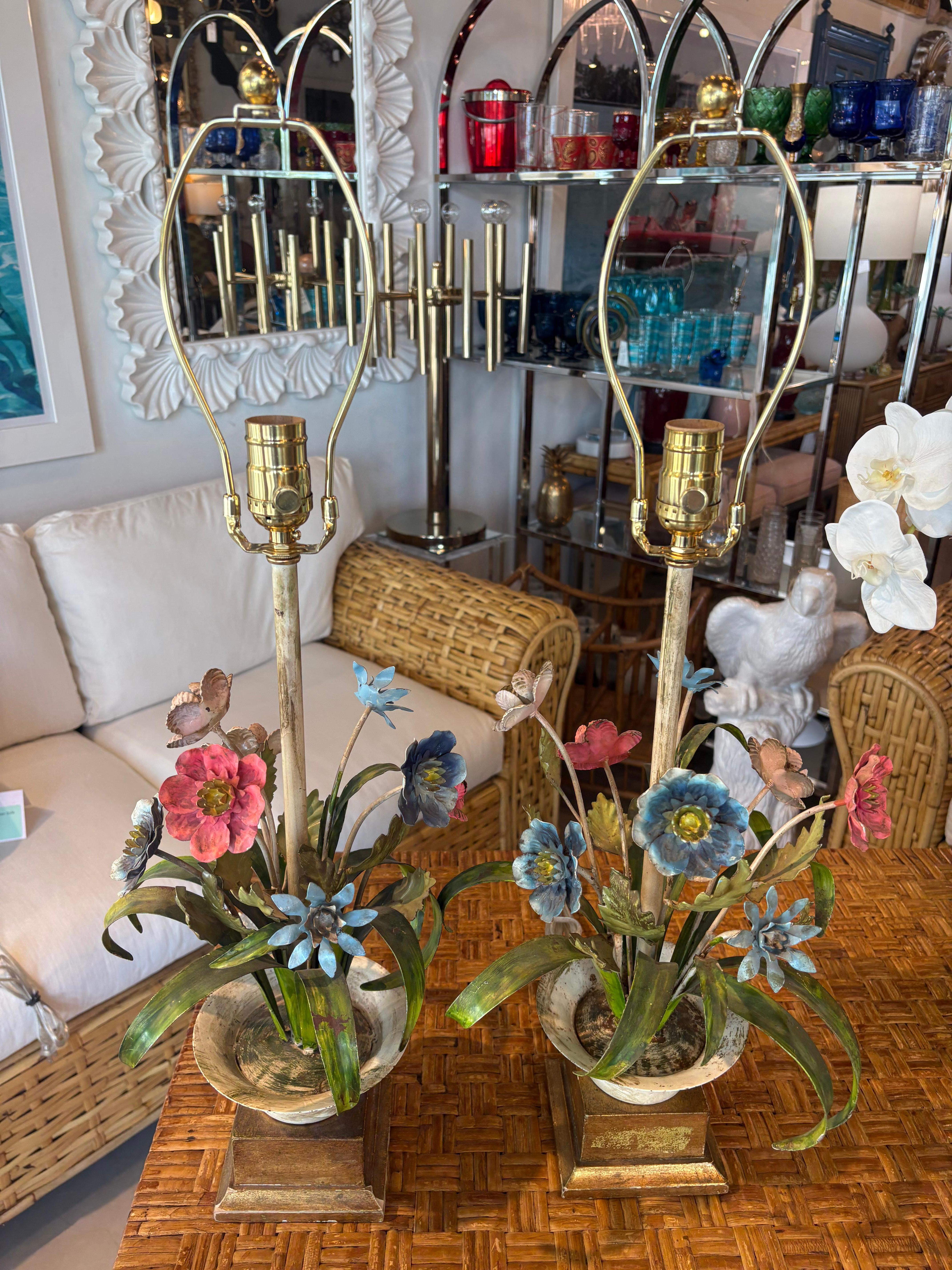 Lampe de table italienne en métal patiné avec urne et fleurs florales Nouveau Câblage en vente 8