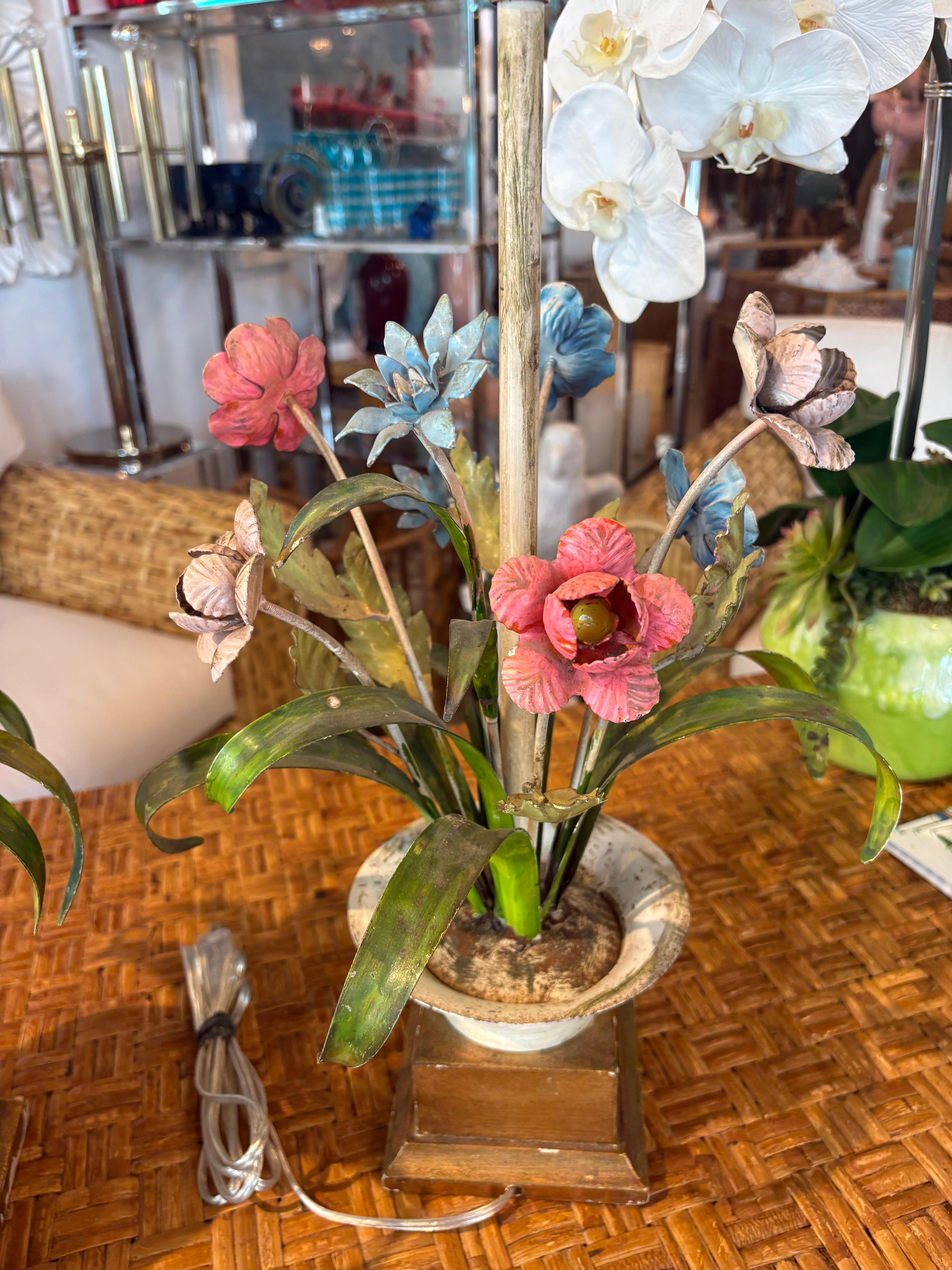 Lampe de table italienne en métal patiné avec urne et fleurs florales Nouveau Câblage en vente 9