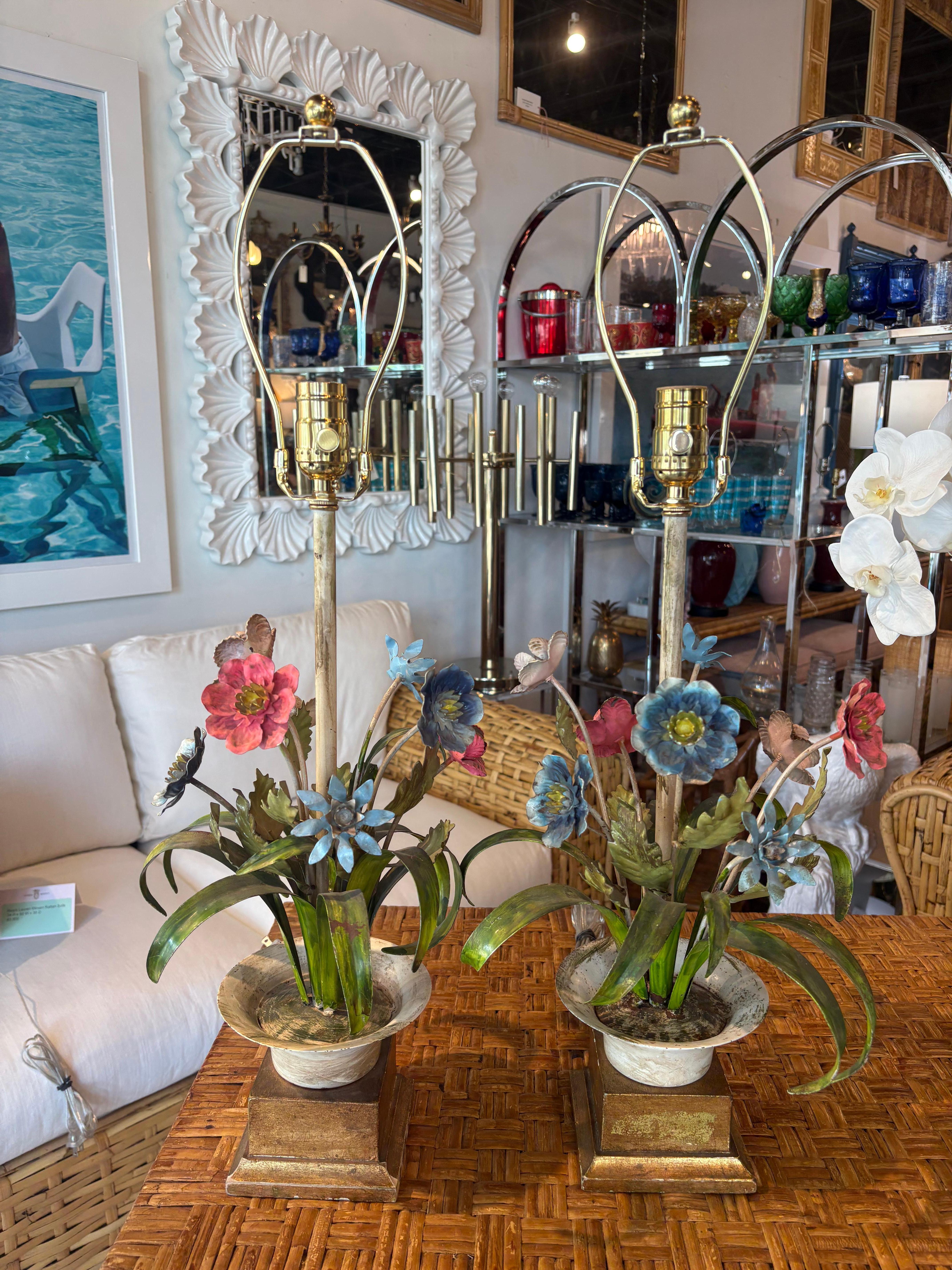 Vintage paire de lampes de table italiennes des années 1950 en métal tole avec des fleurs sur des bases en forme d'urnes. Peinture d'origine écaillée et patinée. Le câblage a été refait à neuf, les cordons sont clairs, les prises sont à trois voies