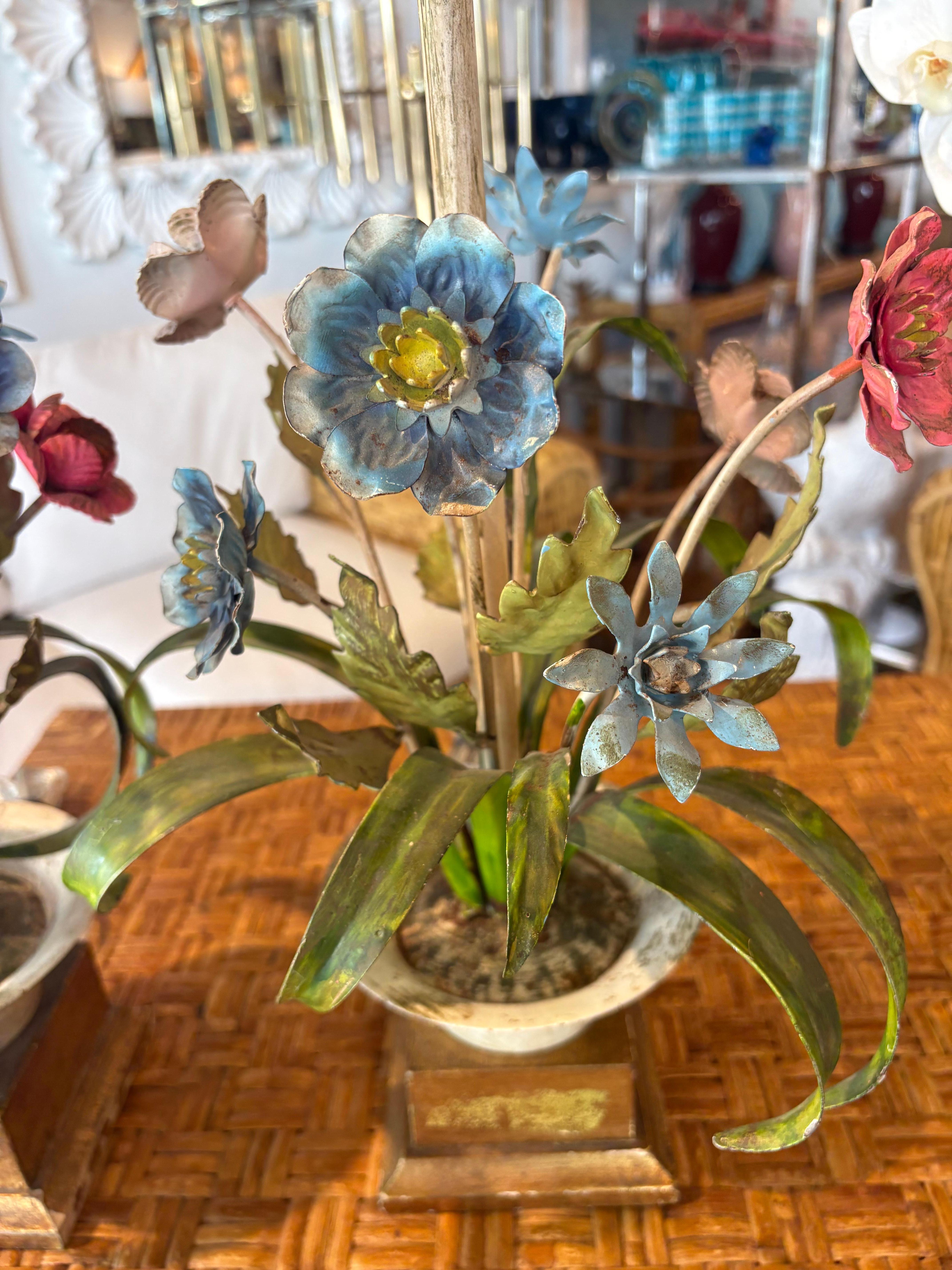 Lampe de table italienne en métal patiné avec urne et fleurs florales Nouveau Câblage Bon état - En vente à West Palm Beach, FL