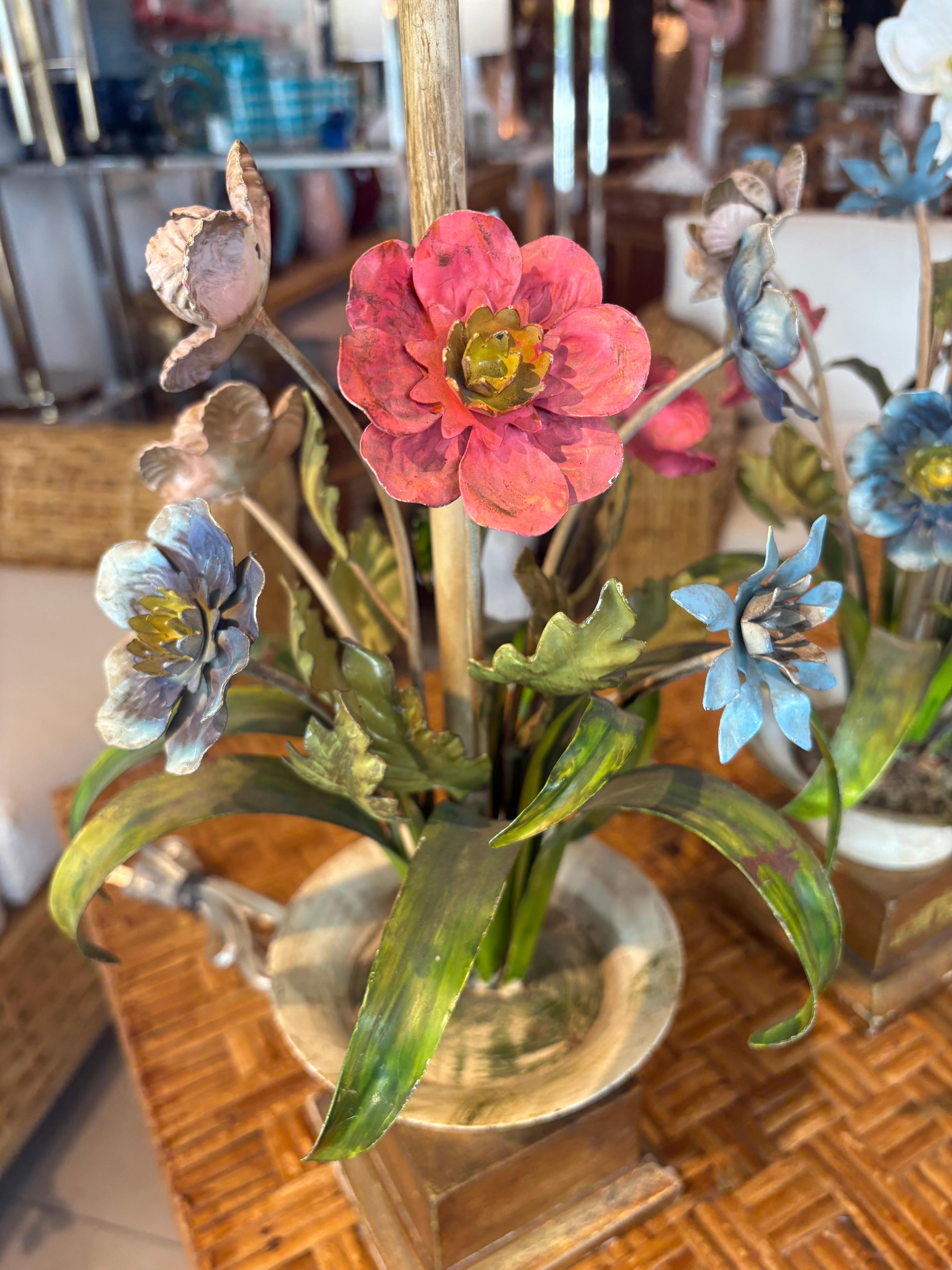 Milieu du XXe siècle Lampe de table italienne en métal patiné avec urne et fleurs florales Nouveau Câblage en vente