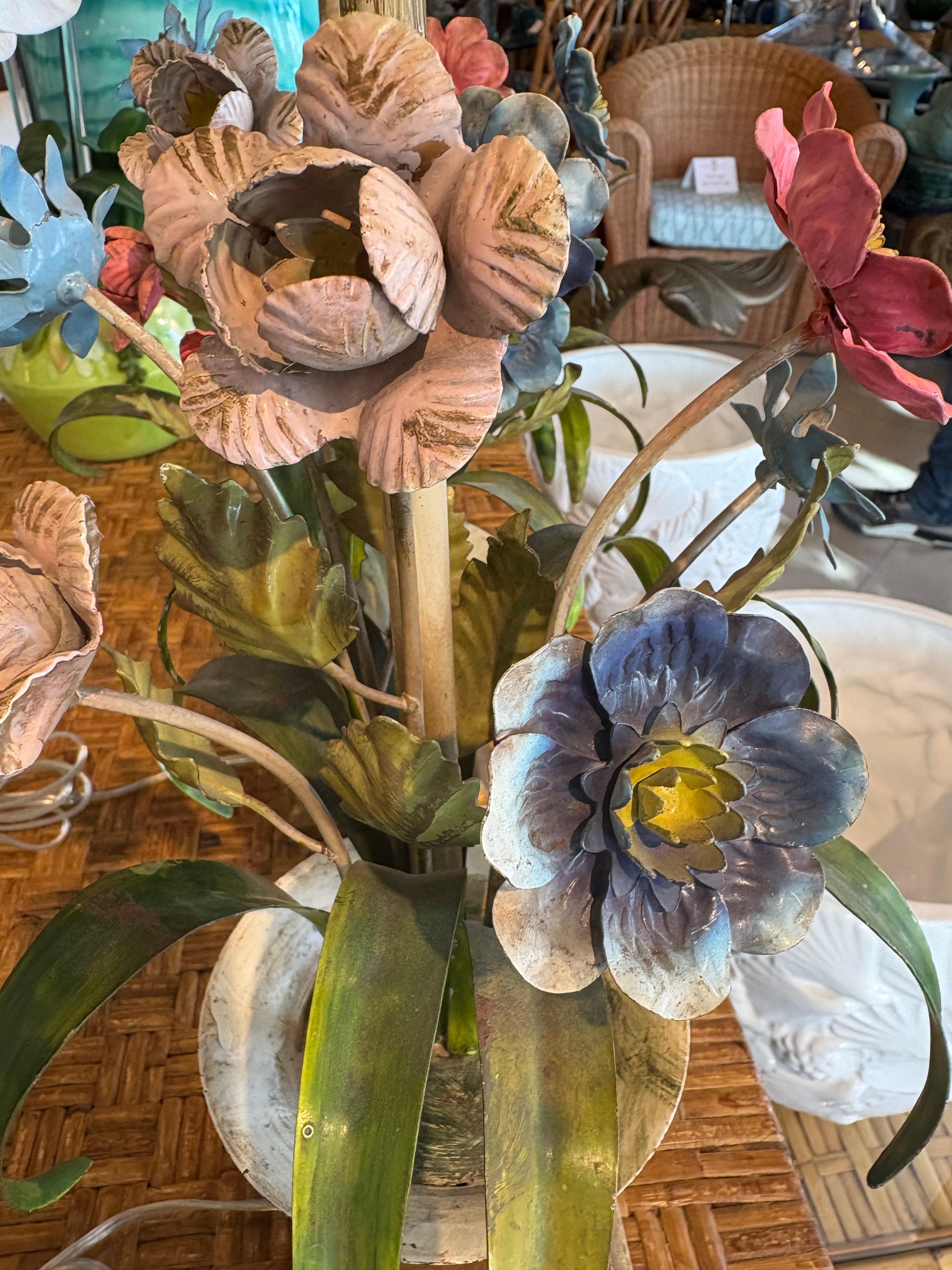 Lampe de table italienne en métal patiné avec urne et fleurs florales Nouveau Câblage en vente 2