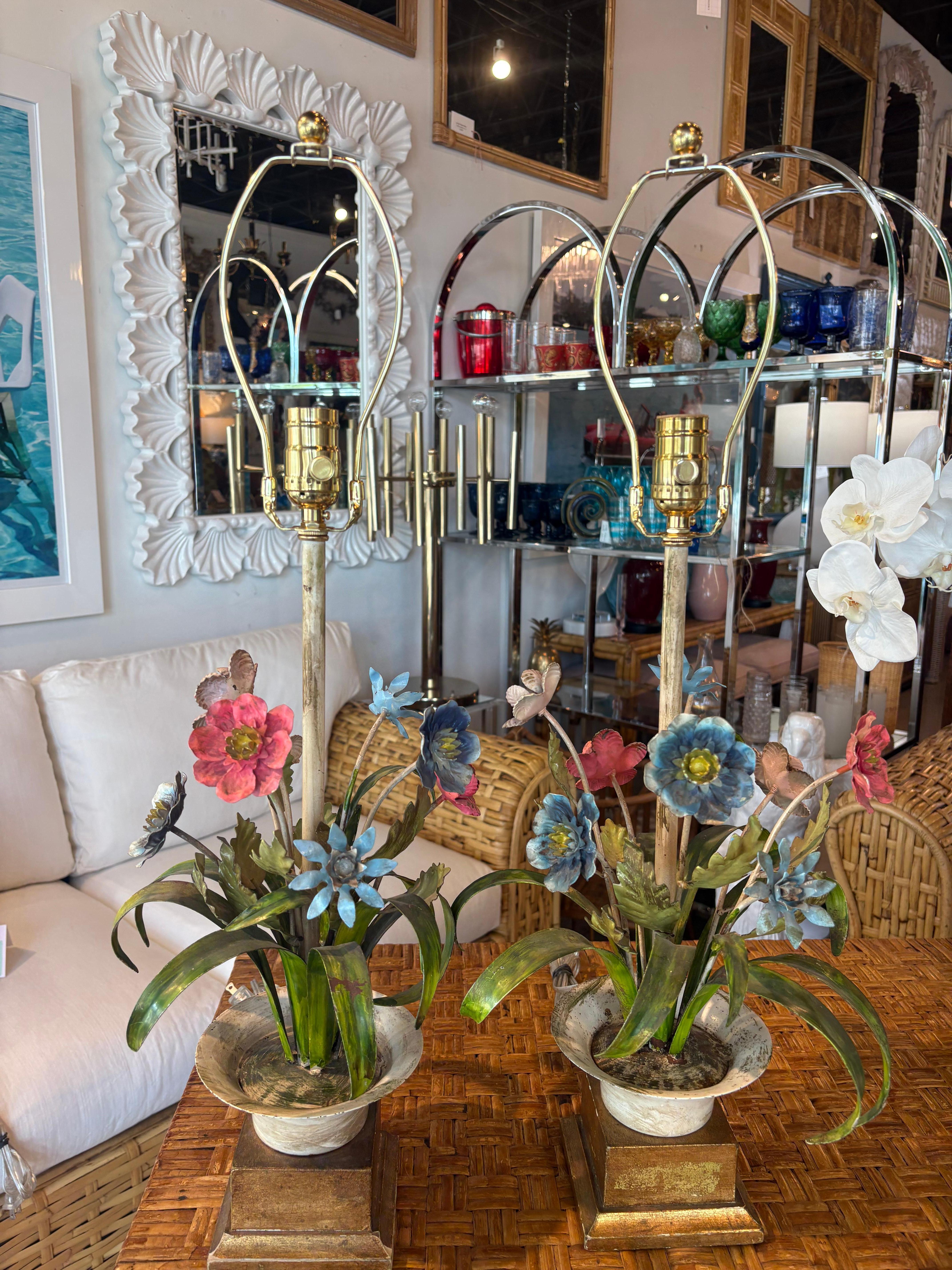 Lampe de table italienne en métal patiné avec urne et fleurs florales Nouveau Câblage en vente 3