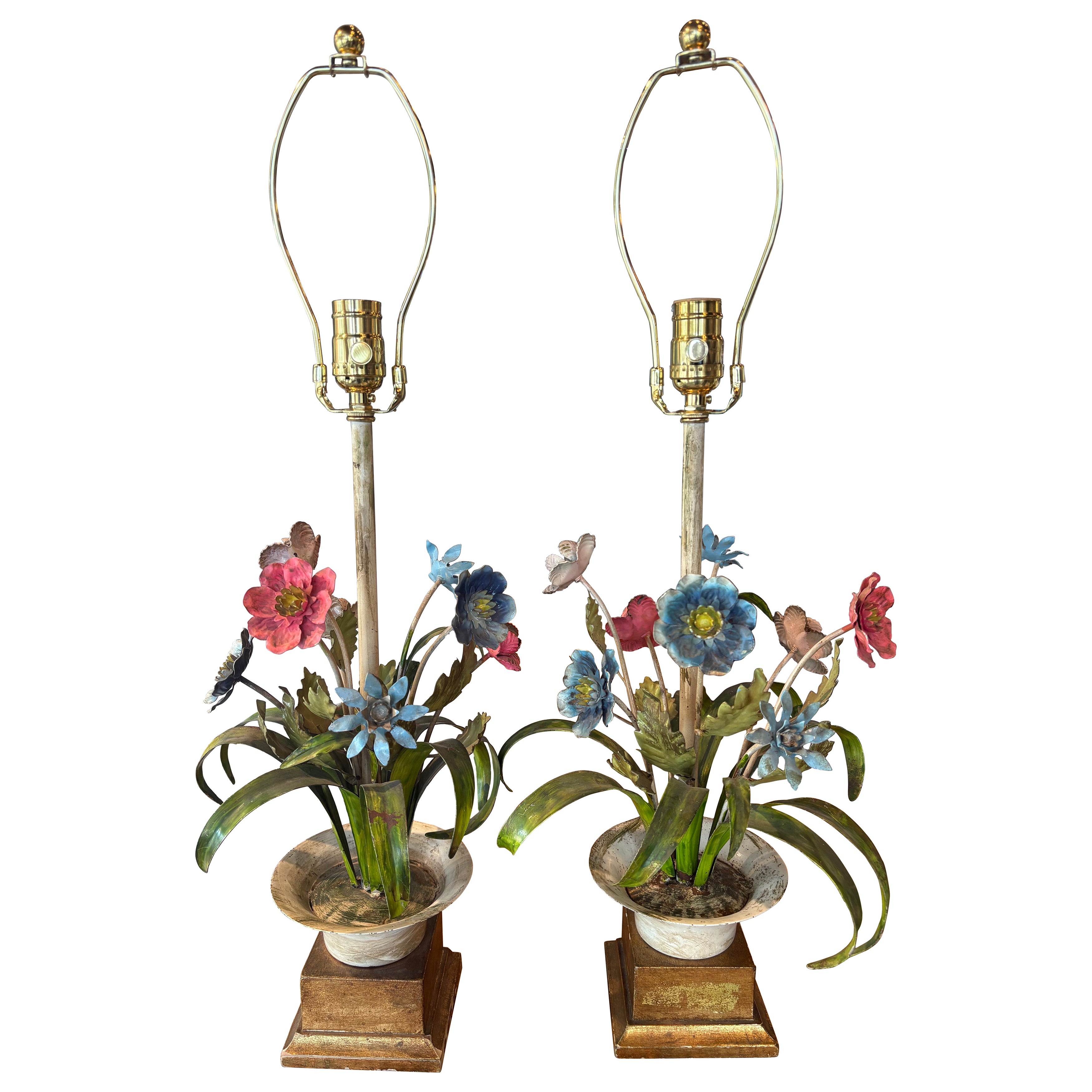 Lampe de table italienne en métal patiné avec urne et fleurs florales Nouveau Câblage en vente