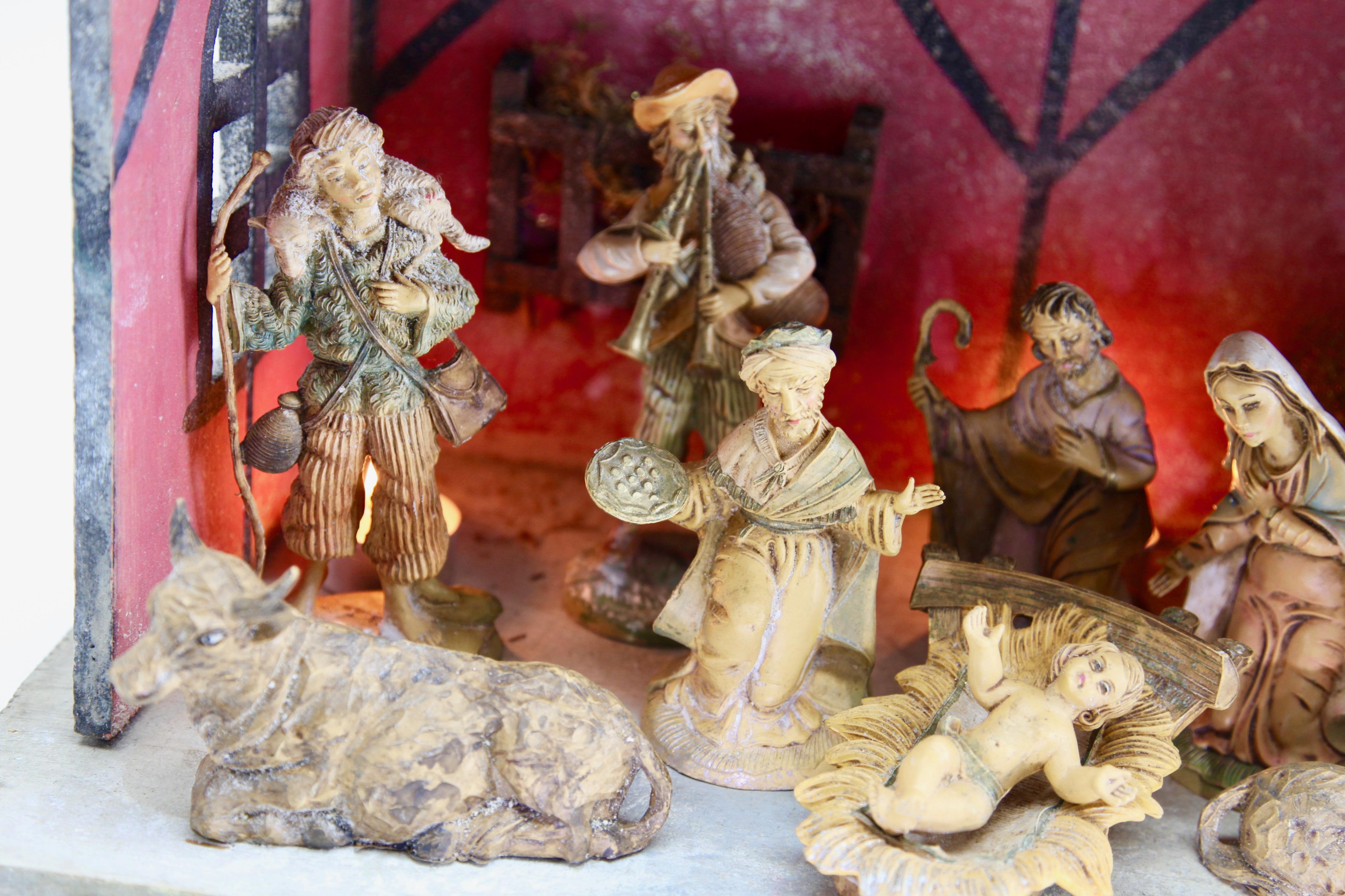Folk Art Italian Christmas Nativity Scene with 10 Traditional Figures and Wooden Stable