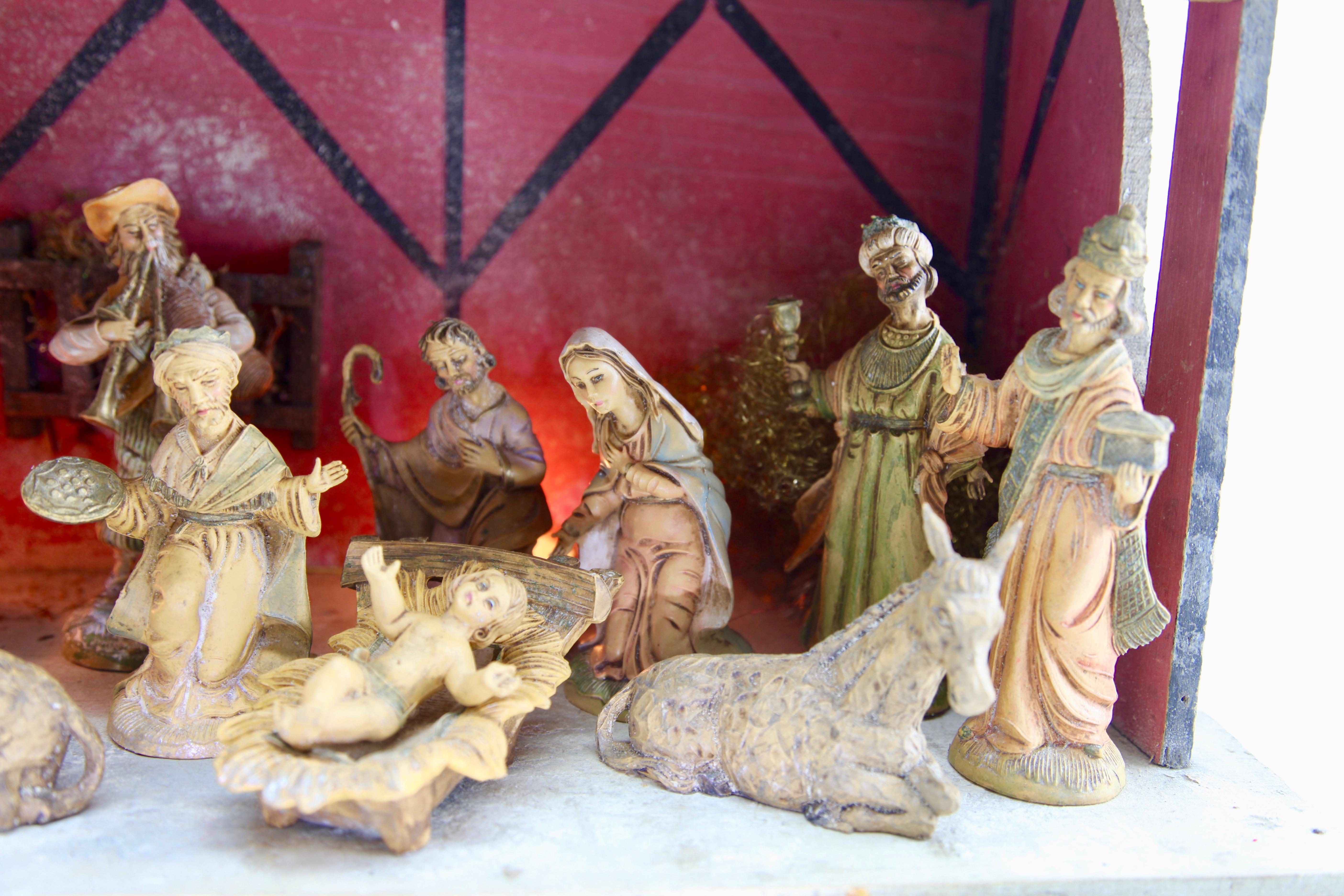 Italian Christmas Nativity Scene with 10 Traditional Figures and Wooden Stable In Good Condition In Verviers, BE