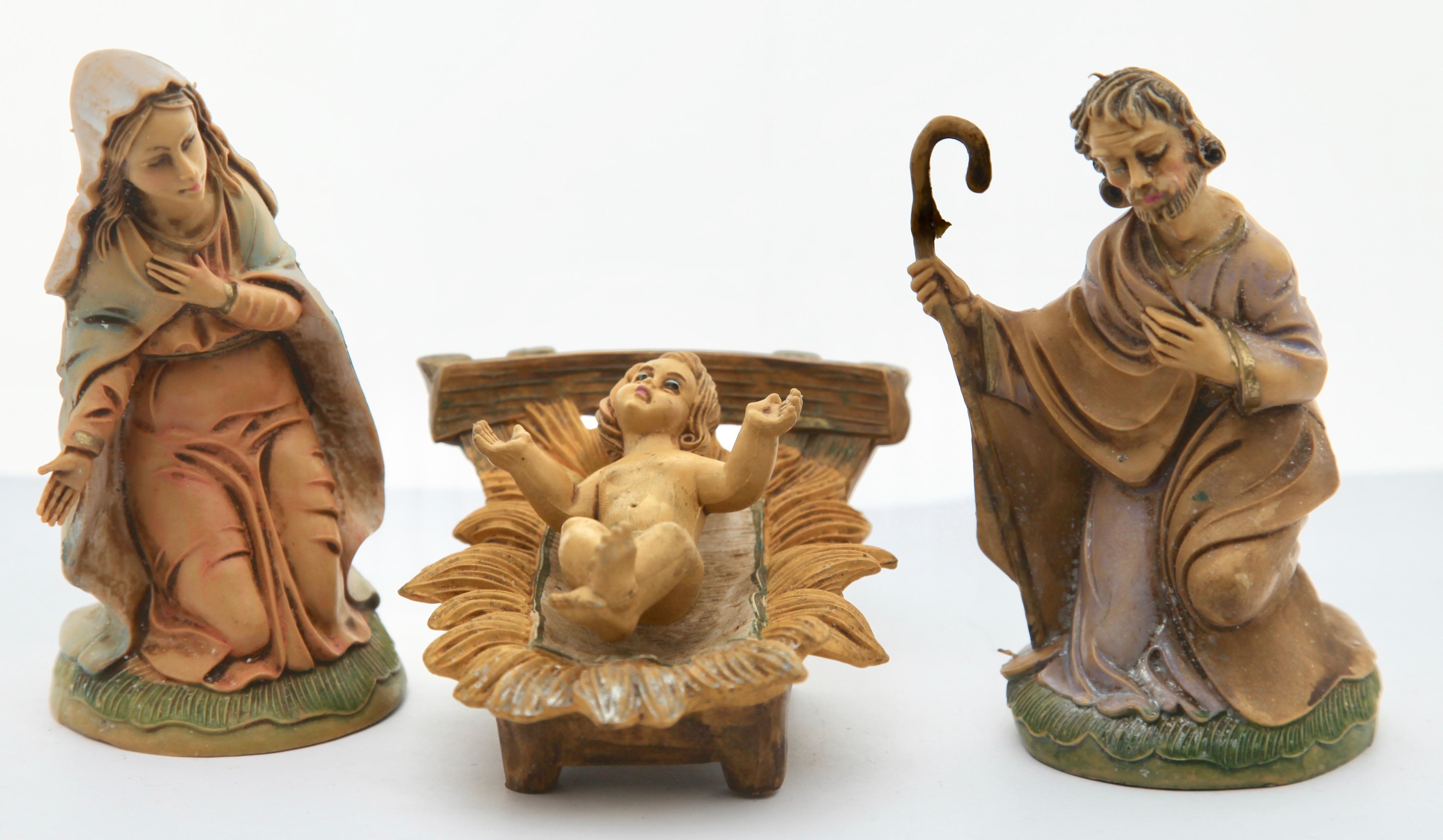 Mid-20th Century Italian Christmas Nativity Scene with 10 Traditional Figures and Wooden Stable