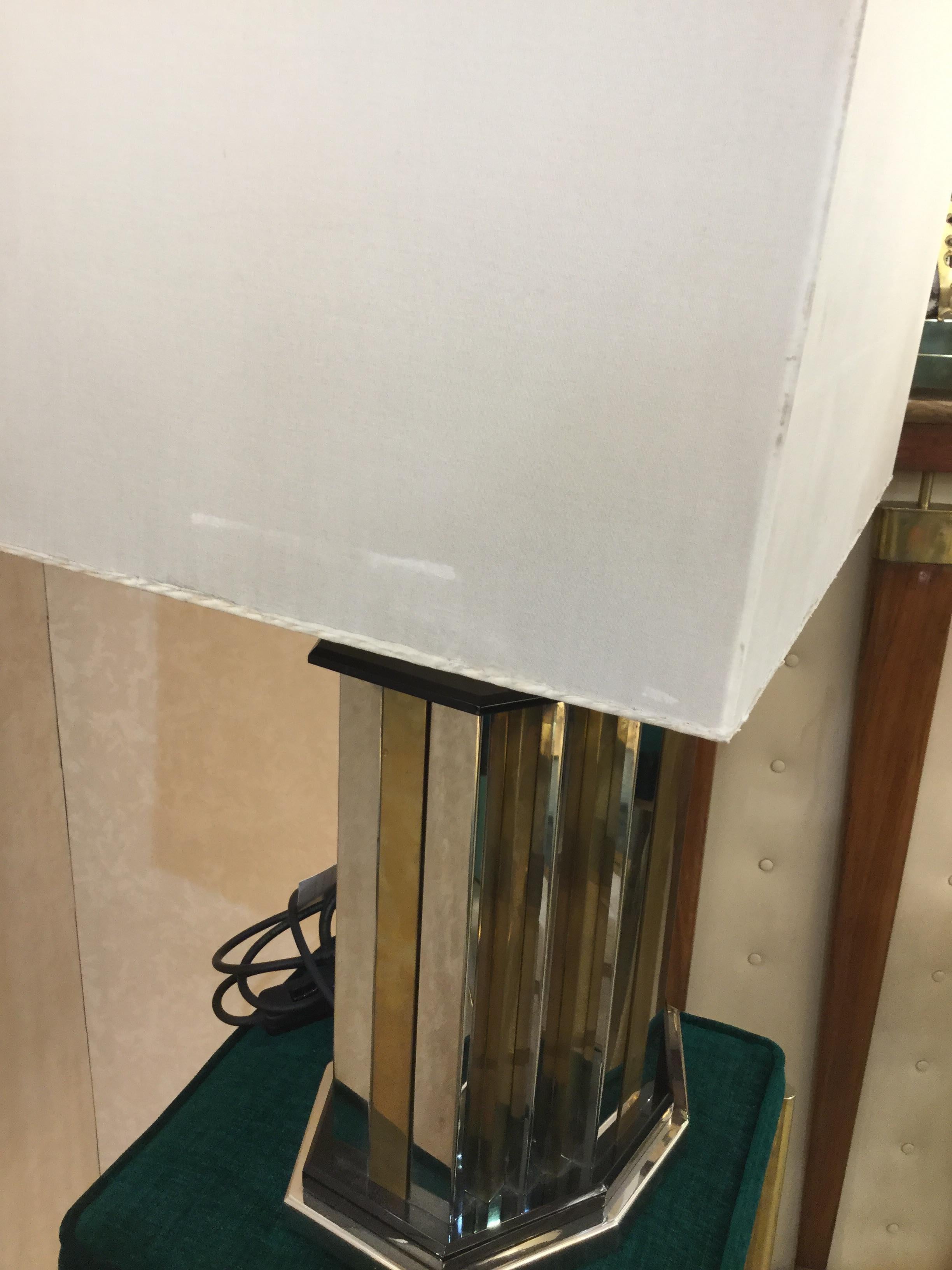 Une lampe de table unique de Romeo Rega en acier et laiton poli avec son abat-jour original. 

