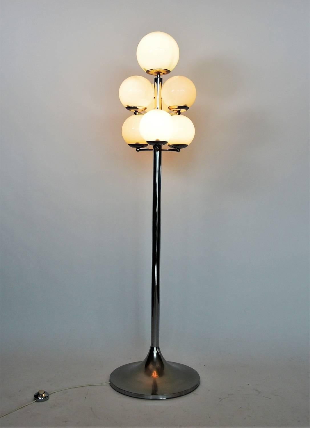 Amazing floor lamp with seven white glass globes.
Made in Italy in the 1970s.
The lamps tulip food is made of chromed metal with lot of patina and small spots.
The six small and one big glass globes are in excellent shape, no cracks.
The bigger