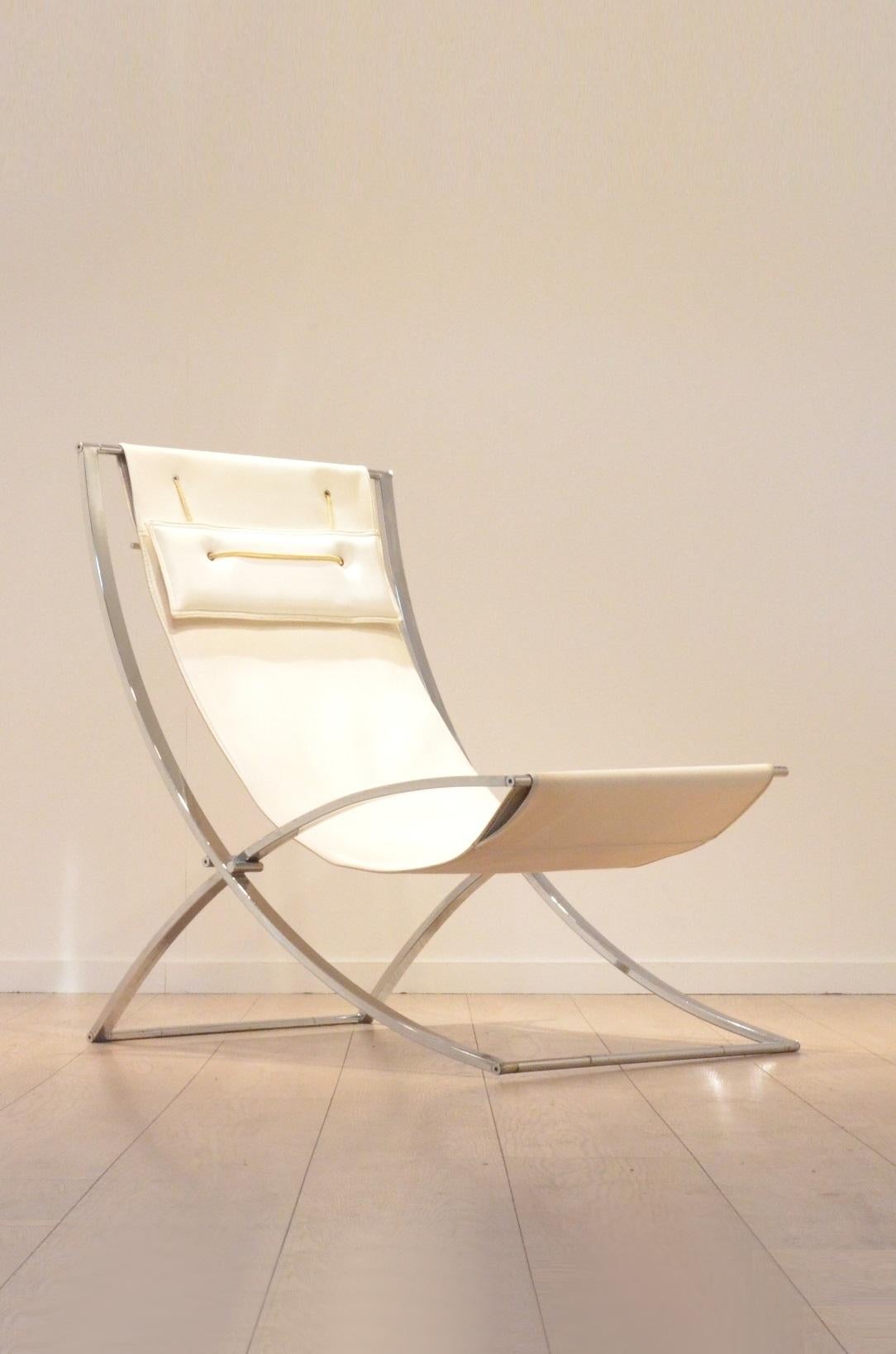 Lounge chair ‘Luisa’ designed by the Italian architect Marcello Cuneo, circa 1972.
Chromium metal frame with skai upholstery.