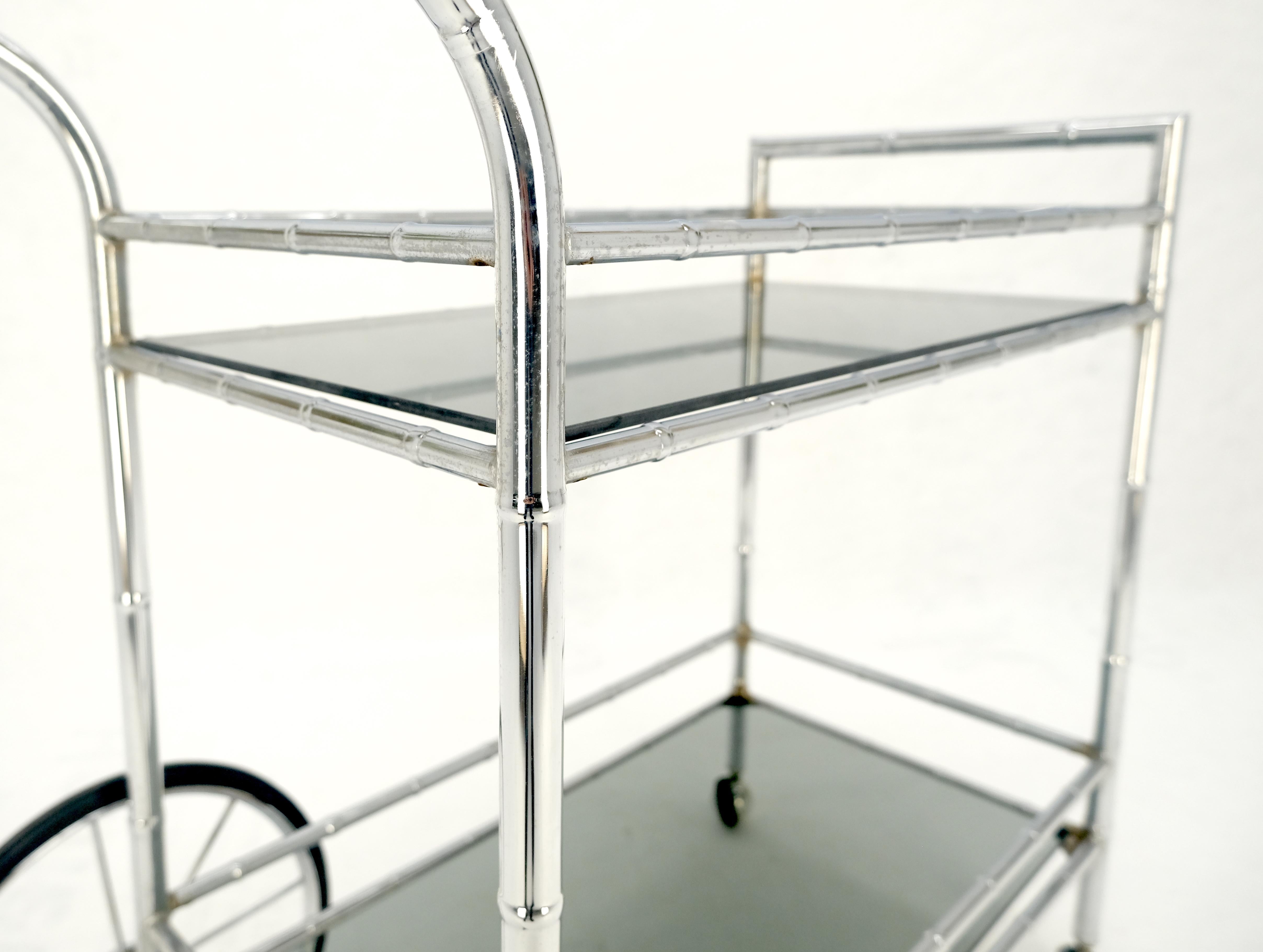 Mid-Century Modern Table de bar à deux étages en faux bambou chromé et verre fumé MINT en vente