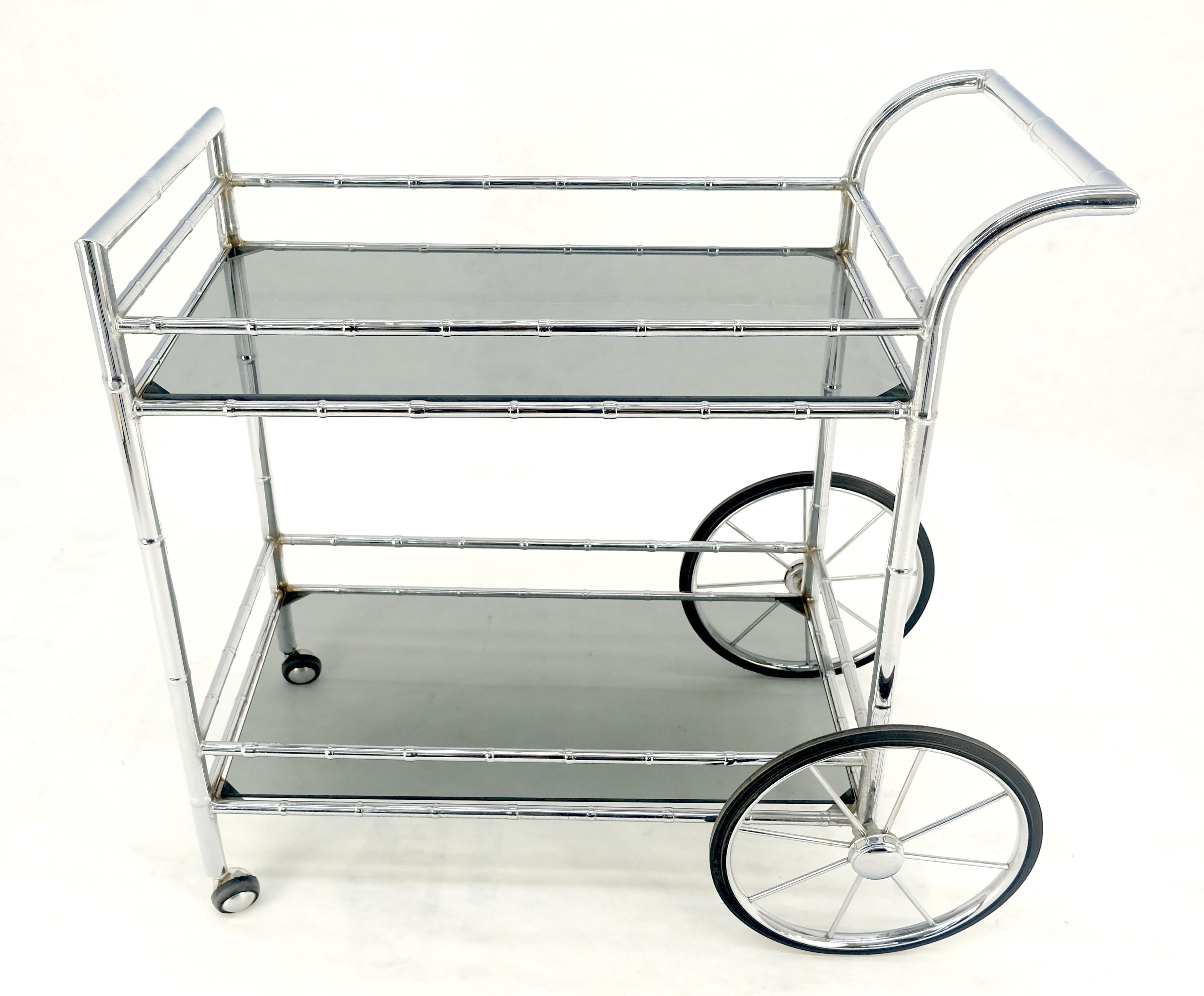 italien Table de bar à deux étages en faux bambou chromé et verre fumé MINT en vente