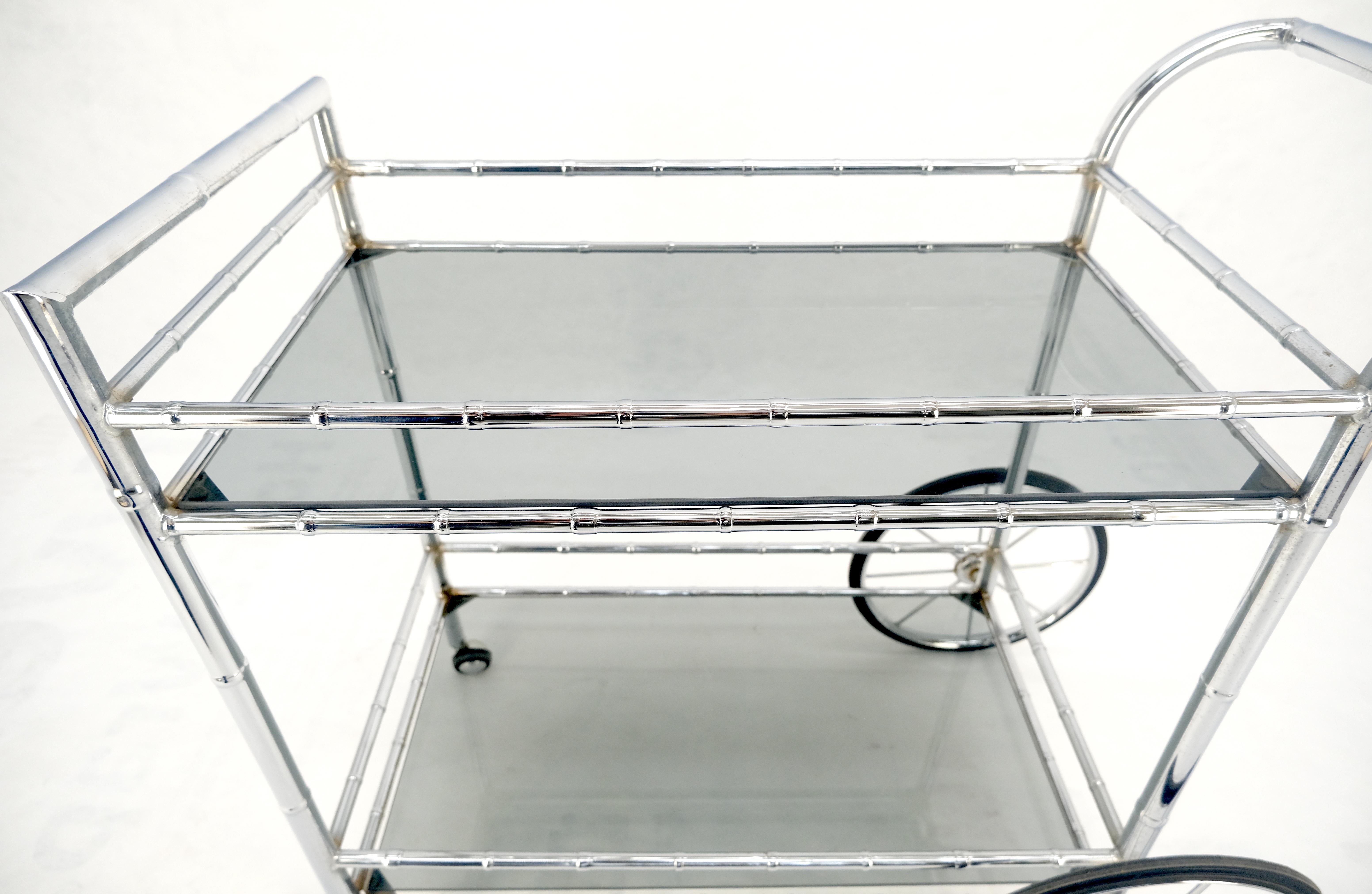 Table de bar à deux étages en faux bambou chromé et verre fumé MINT Bon état - En vente à Rockaway, NJ