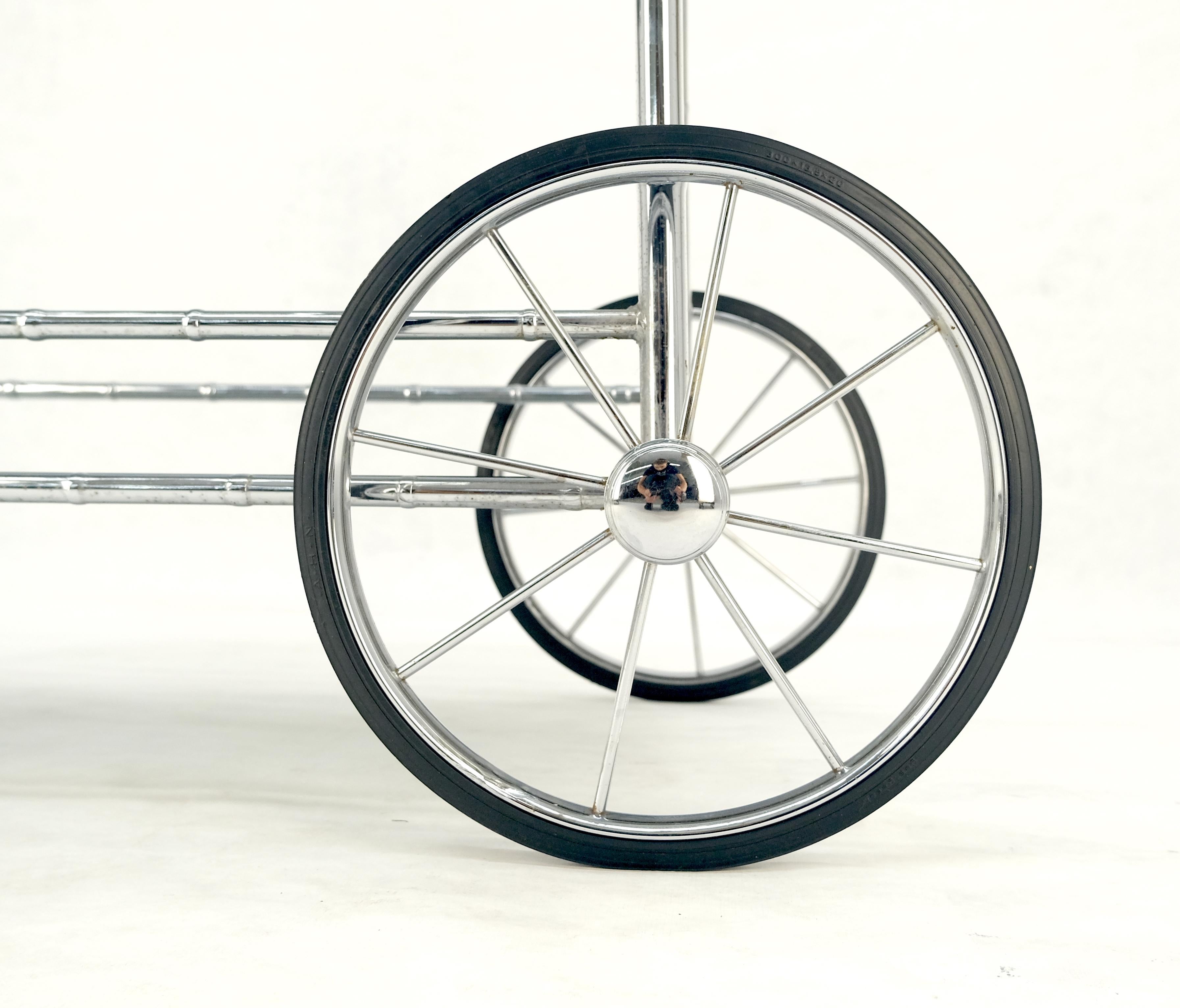 20ième siècle Table de bar à deux étages en faux bambou chromé et verre fumé MINT en vente