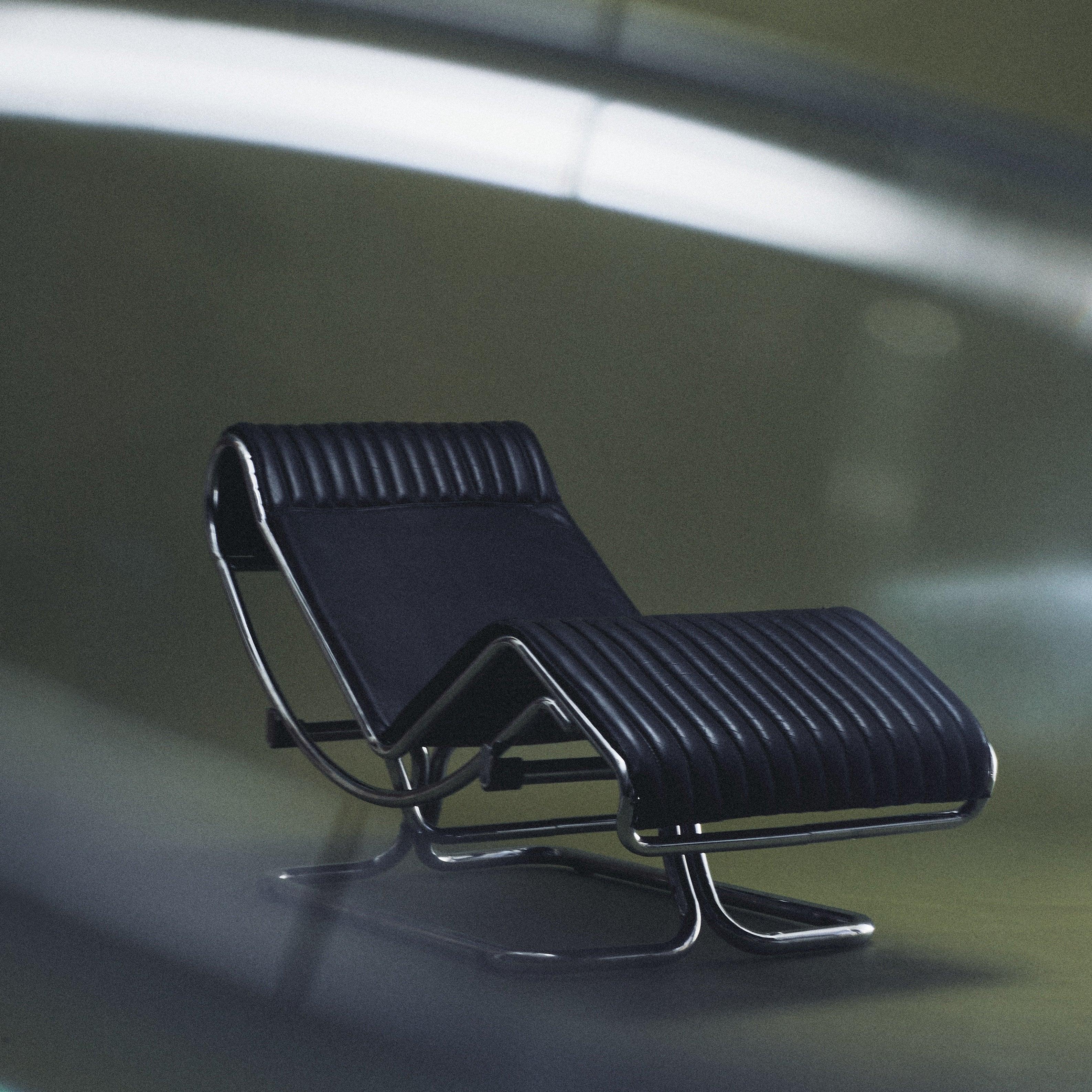A sculptural Italian chaise lounge designed by Guido Faleschini in the 1970s. The adjustable, fluid form is anchored by a polished chrome-plated steel frame that arcs in a continuous loop, elevating the lounger in a moment of suspended