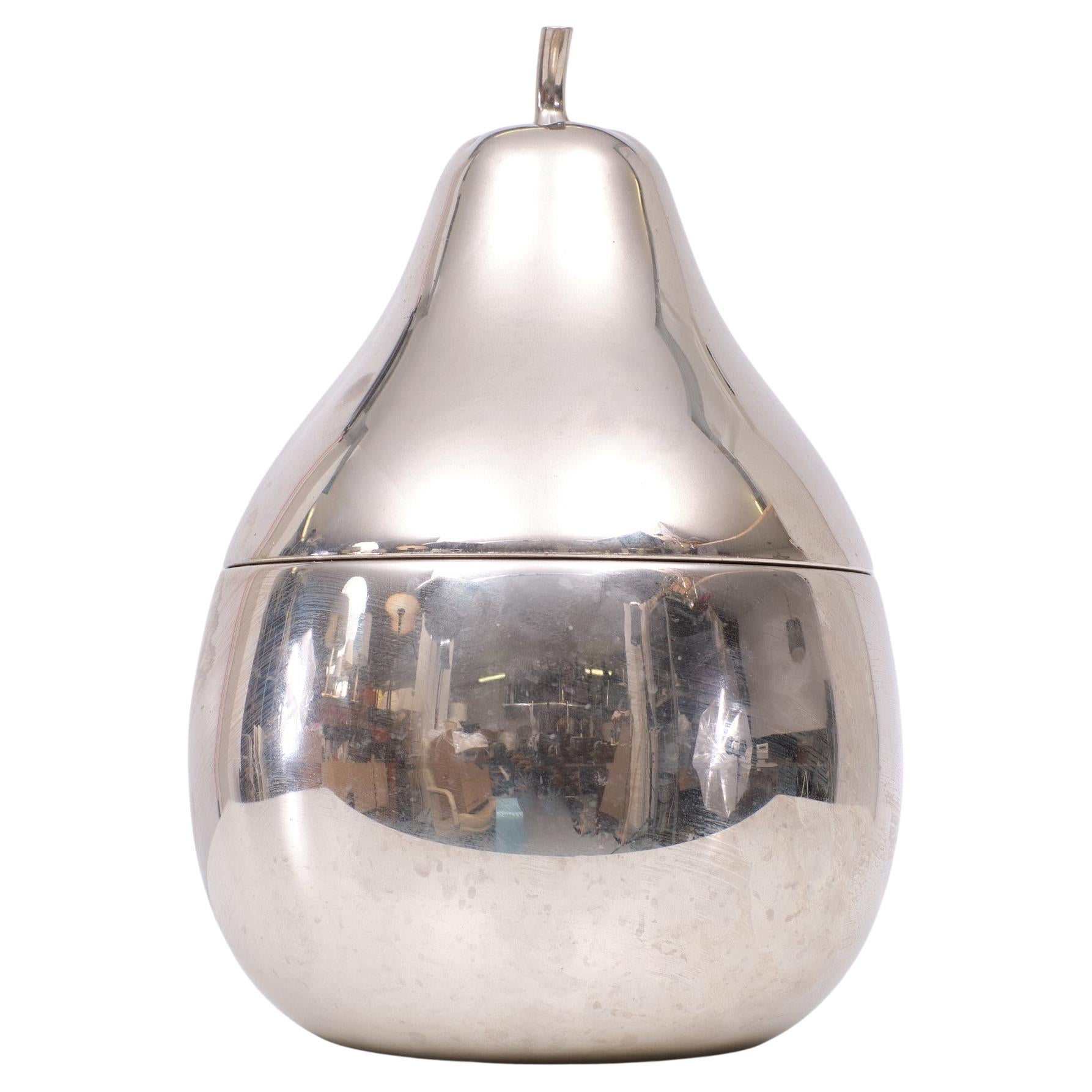 vintage Italian ice bucket ,in the shape of a pear .polished aluminum 
very nice bar accessorize . plastic inside to keep the ice cubes cool . 
Italy 1970s   