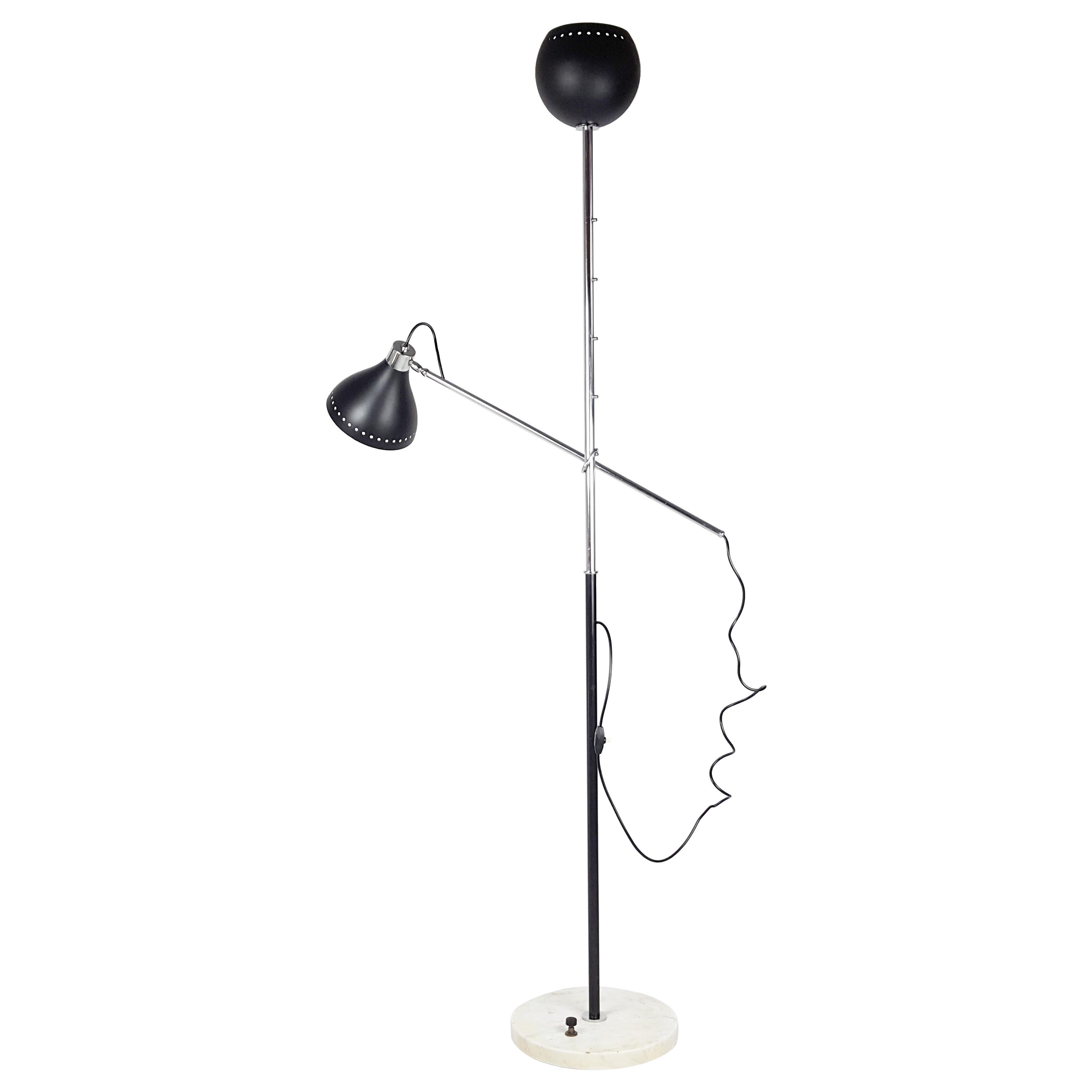 Lampada da terra italiana di metà secolo in metallo cromato e nero e marmo in vendita