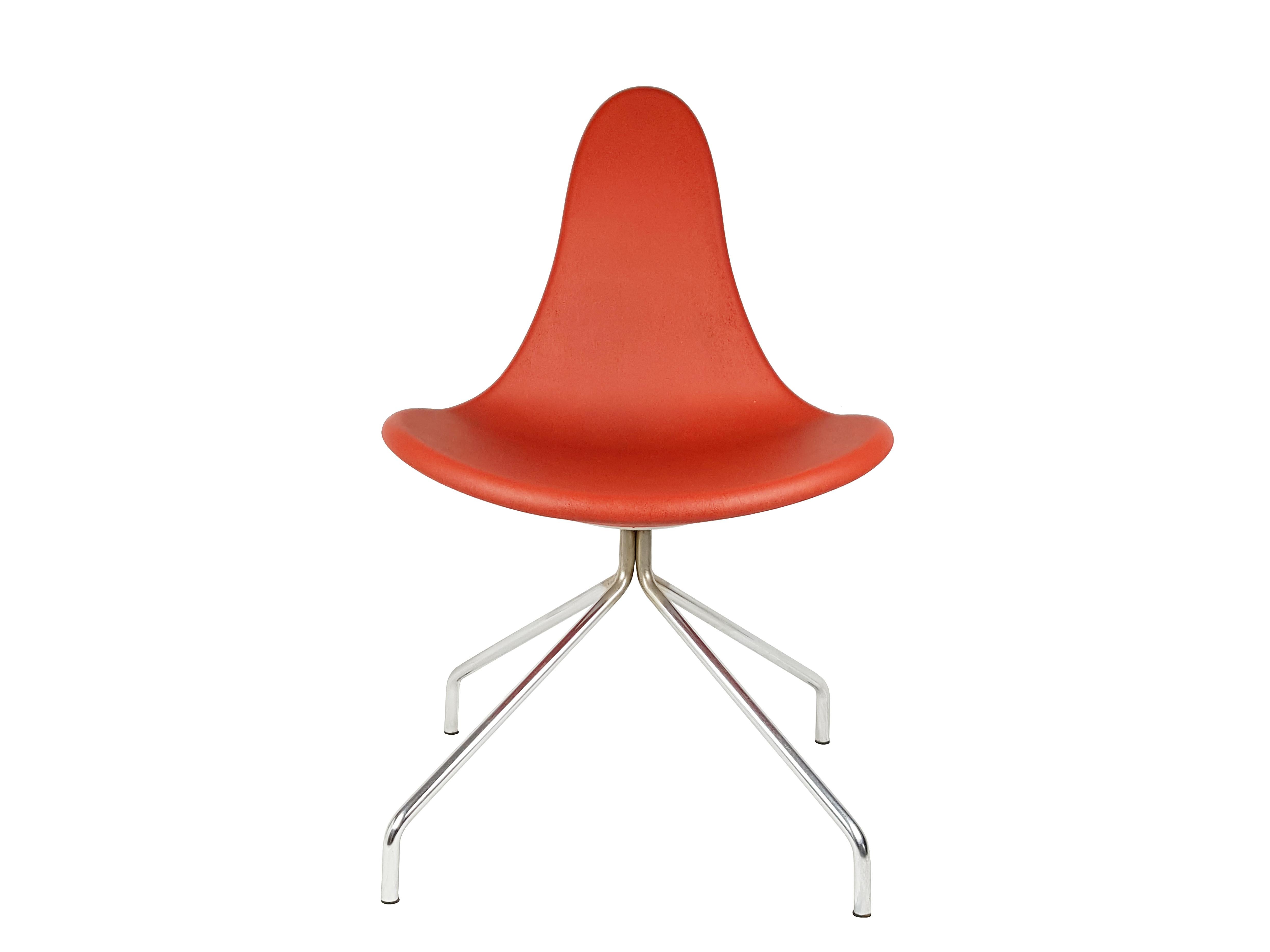 Questo set è composto da 5 sedie da pranzo.
Gambe in metallo cromato con 4 doghe. Piedi in plastica. Seduta monoscocca in poliuretano morbido rosso. Buone condizioni: patina di ossidazione sulle gambe sotto i sedili; usura generale dovuta all'età e