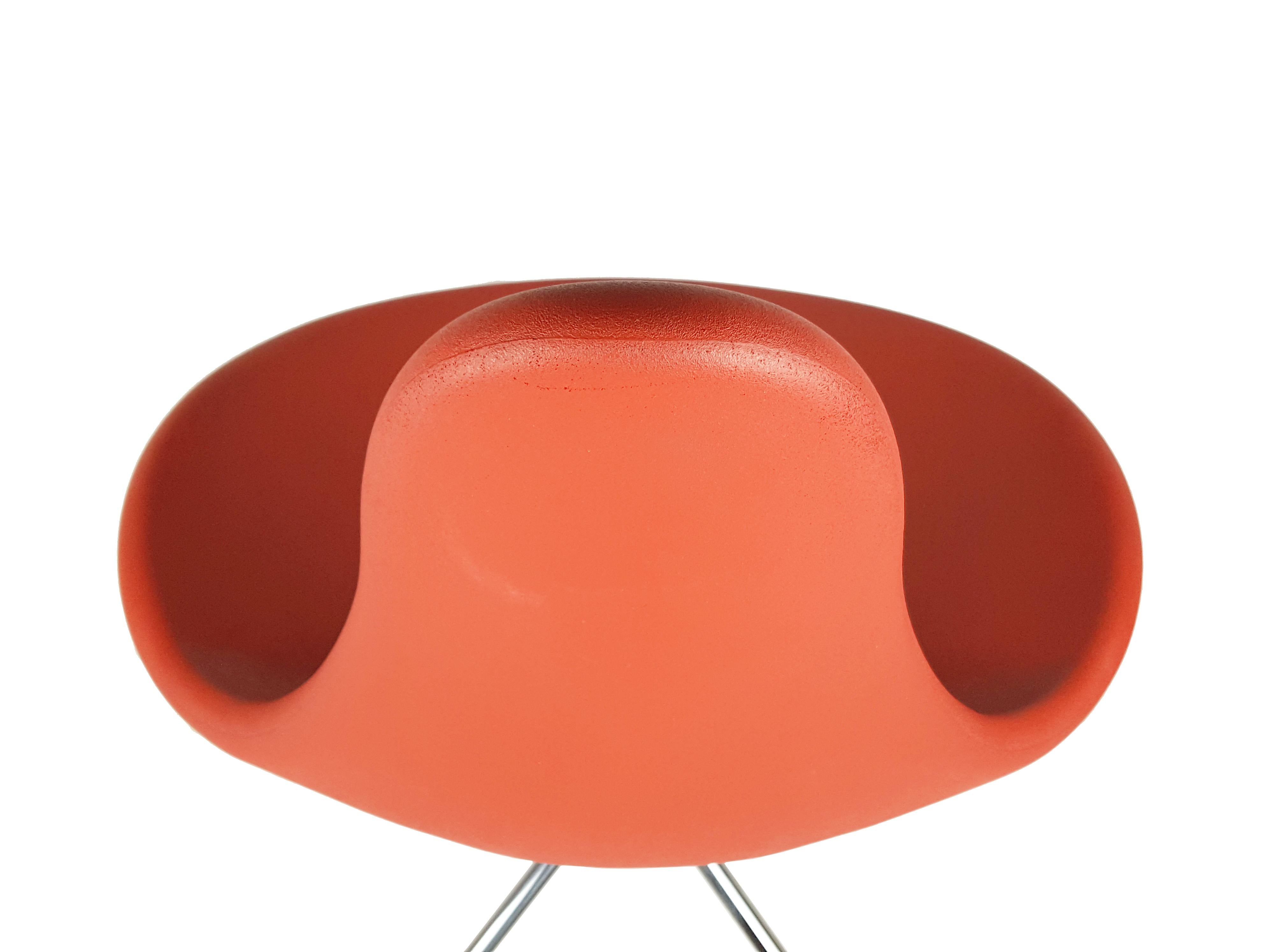 Italiano Sedie da pranzo italiane in metallo cromato e poliuretano rosso, anni '90, set da 5 in vendita