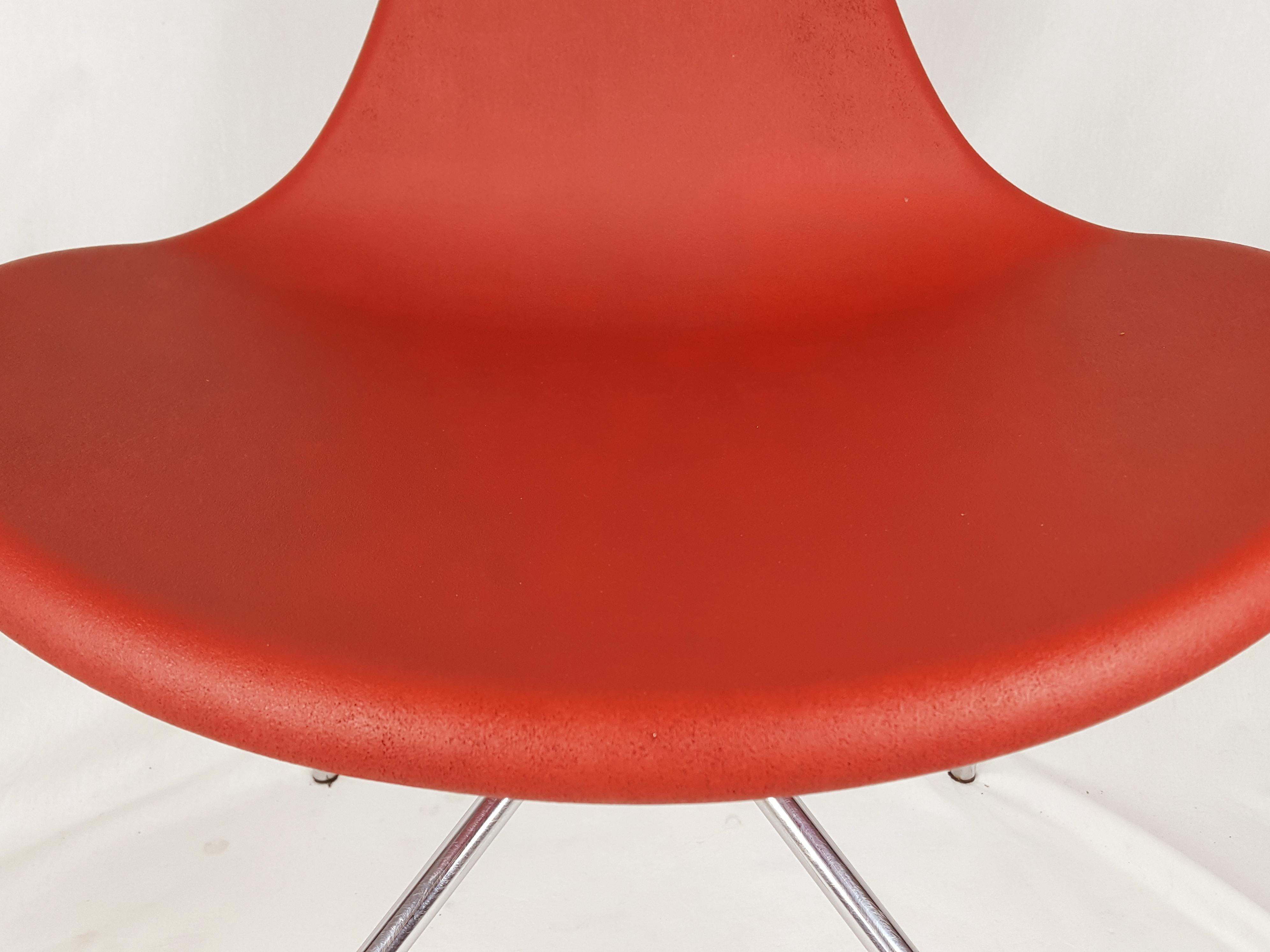 Fine XX secolo Sedie da pranzo italiane in metallo cromato e poliuretano rosso, anni '90, set da 5 in vendita