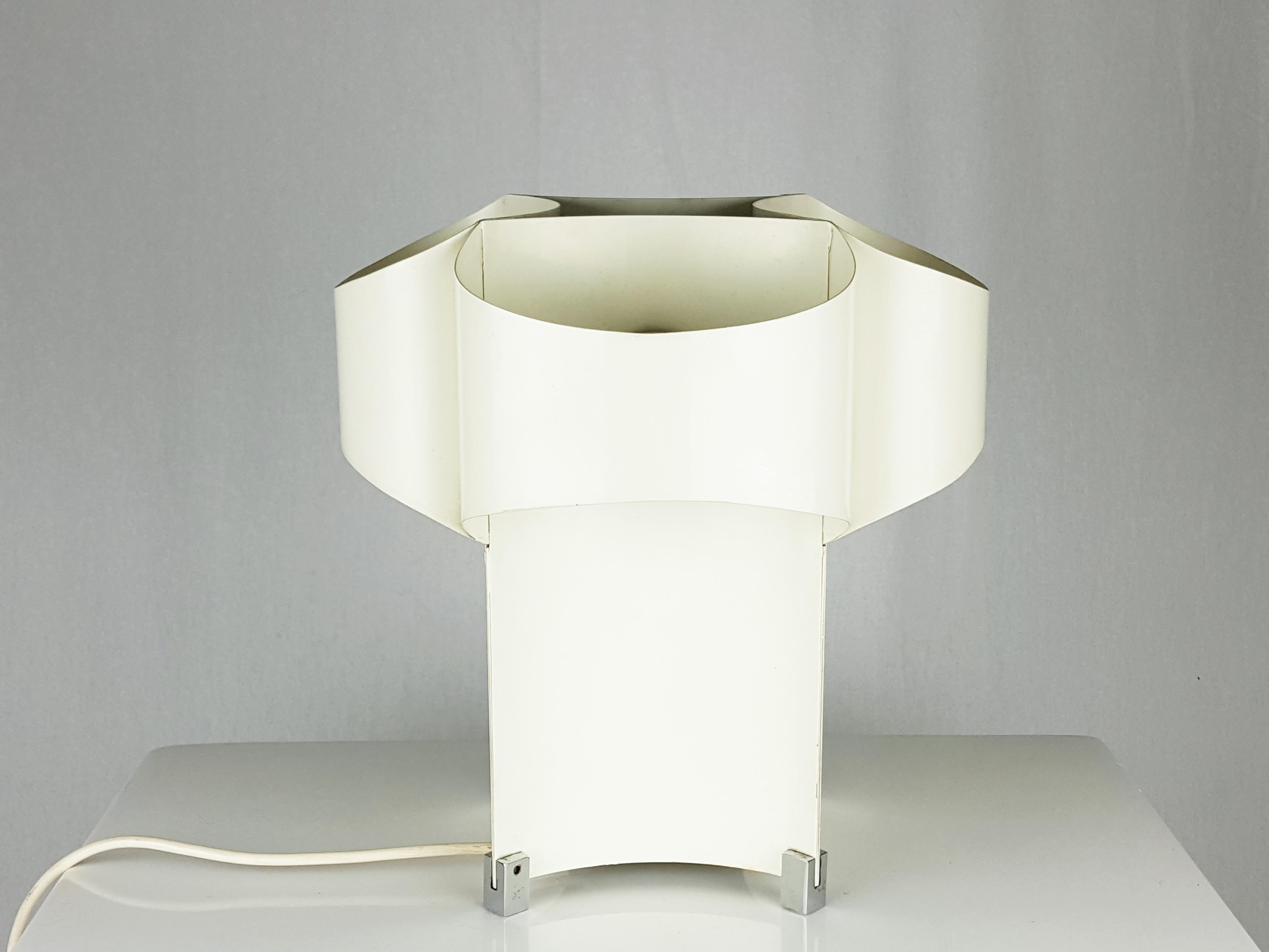 Cette lampe de table à 4 lumières a été conçue en Italie dans les années 1960. Elle est fabriquée en métal chromé et en métal peint courbé ; la lampe est dotée d'un interrupteur polyvalent à 3 modes, comme le montrent les photos. Très bon état :