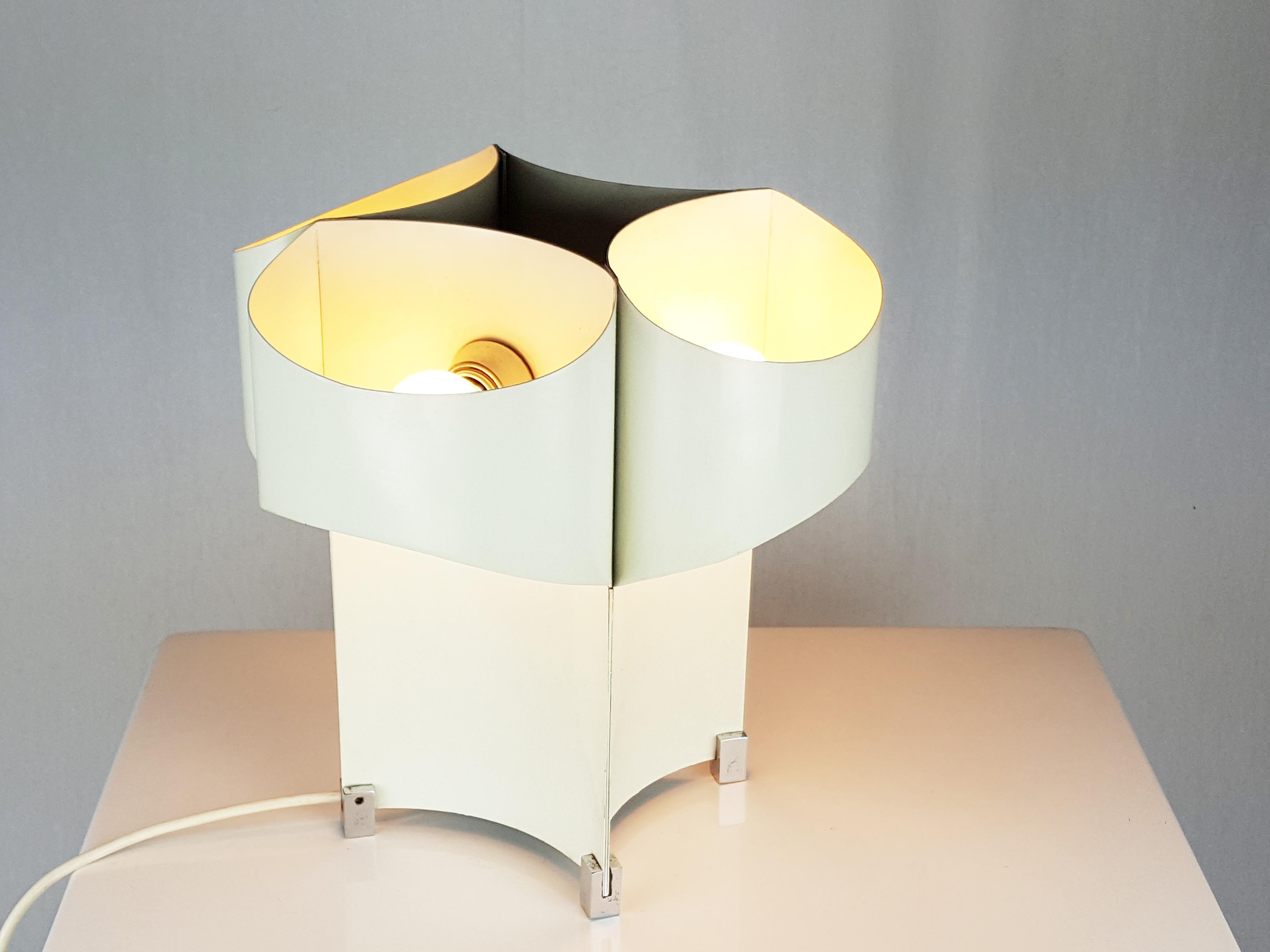 Ère spatiale Lampe de table italienne chromée et en métal peint en blanc 4 lumières 1960s en vente