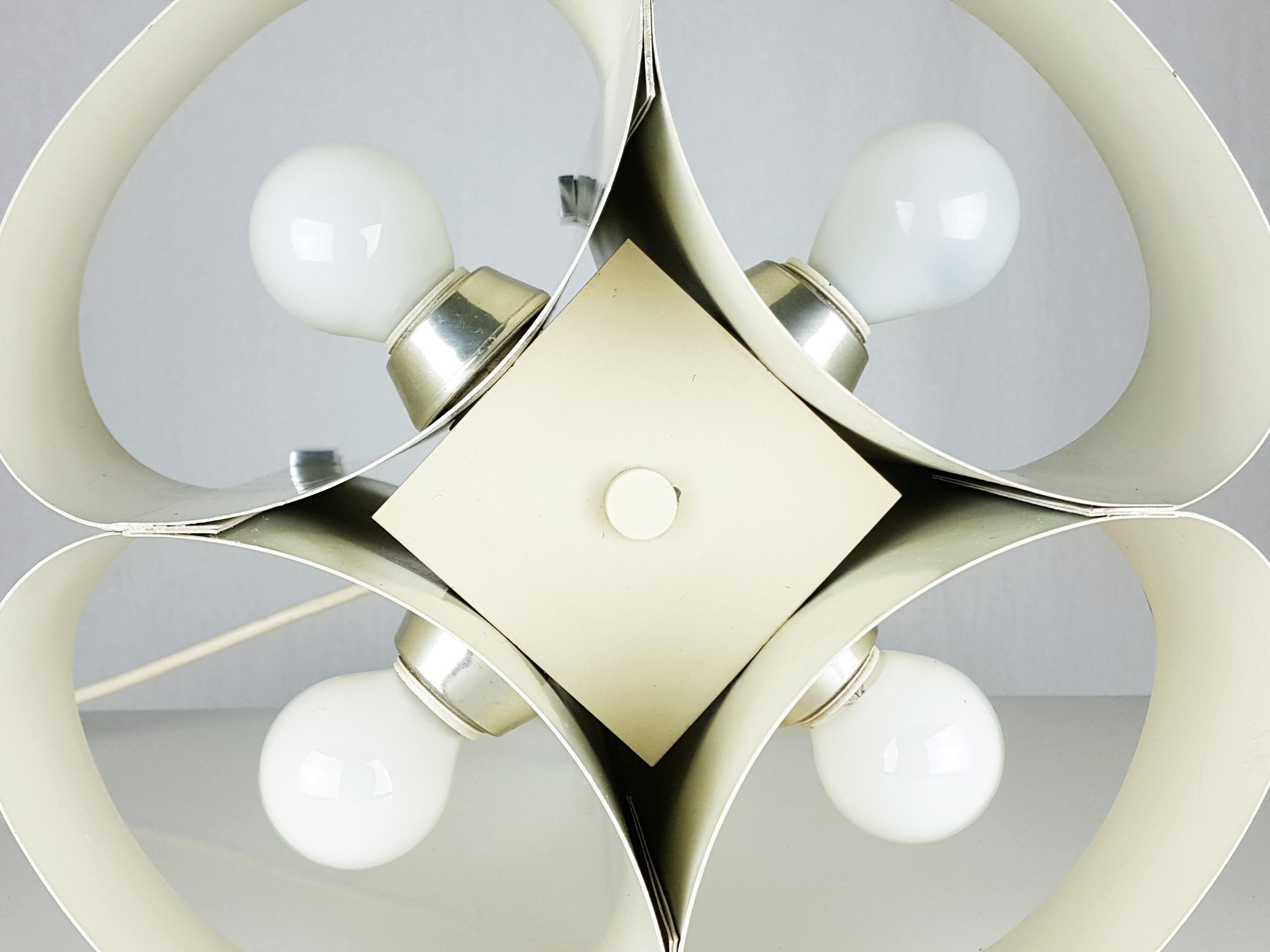 Milieu du XXe siècle Lampe de table italienne chromée et en métal peint en blanc 4 lumières 1960s en vente