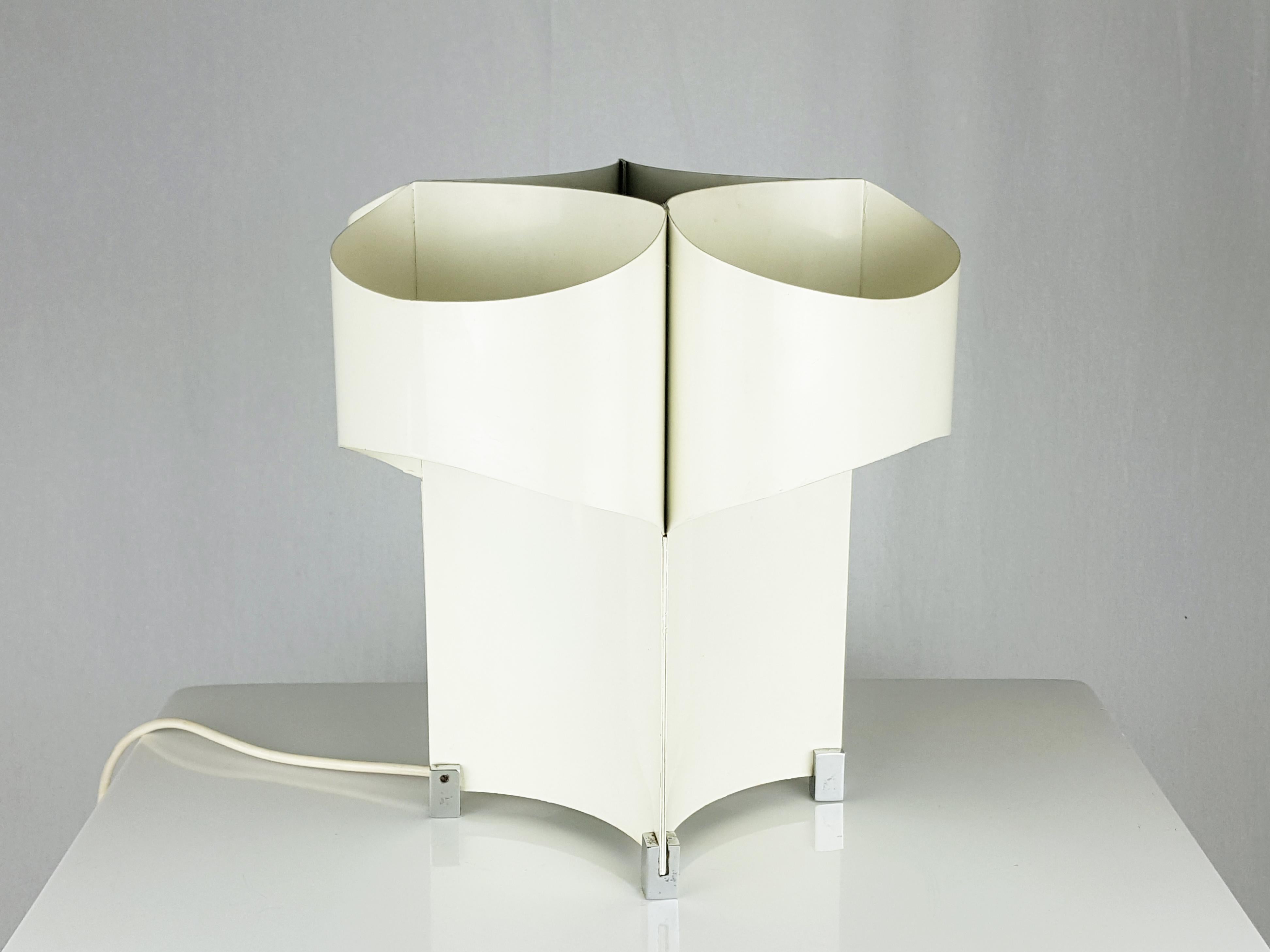 Italian Chrome-Plated and White Painted Metal 4-Lights 1960s Table Lamp For Sale 2