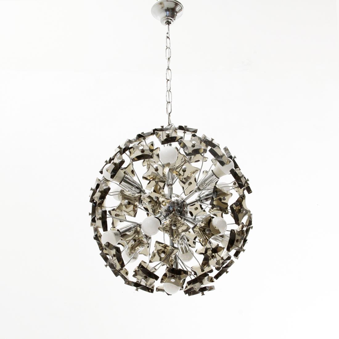 Italian-made chandelier produced in the 1970s.
Rosette, chain and structure in chromed metal.
Thick smoked glasses of square shape with chiseled edges.
Good general condition, some signs due to normal use over time.

Dimensions: Diameter 45 cm,