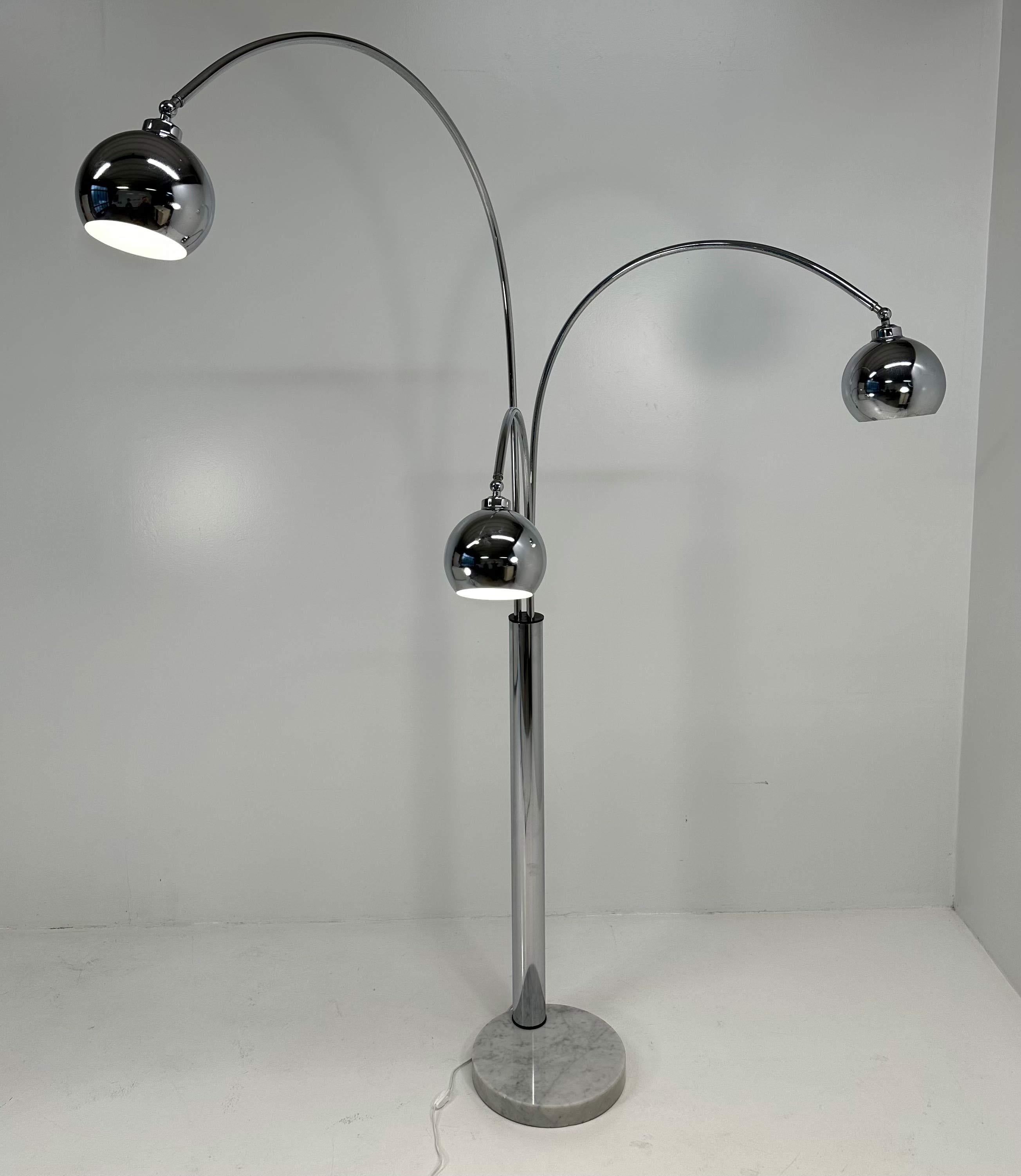 Ce lampadaire a été produit en Italie dans les années 1970 et il est attribuable à Reggiani. Il est entièrement réalisé en métal chromé et possède une base en marbre gris. 