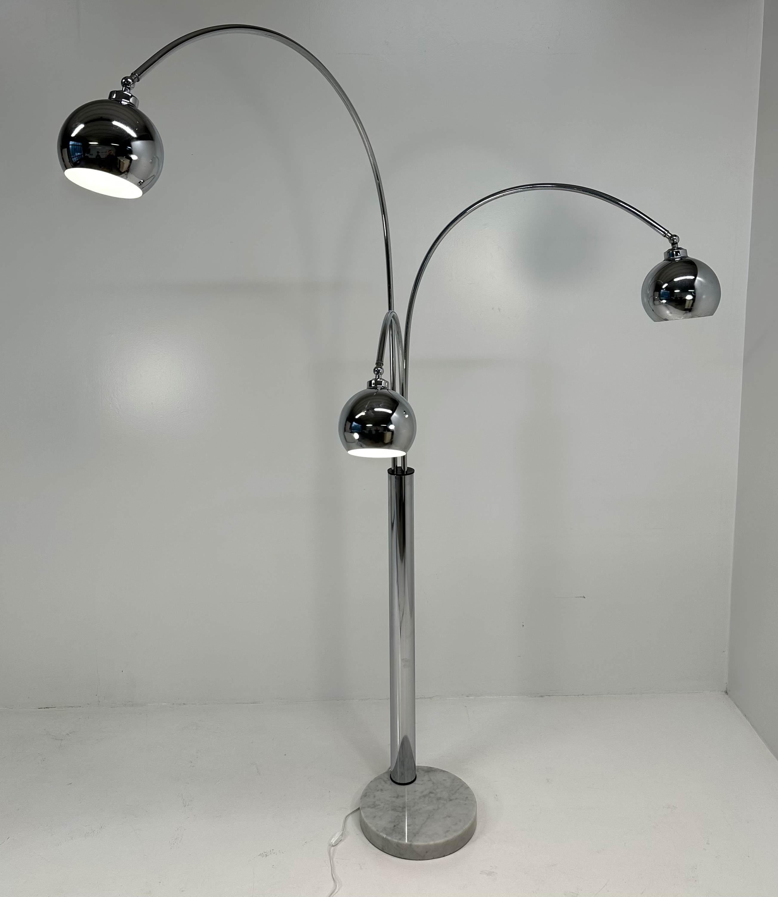 Mid-Century Modern Lampadaire italien chromé, attribué à Reggiani, 1970 en vente