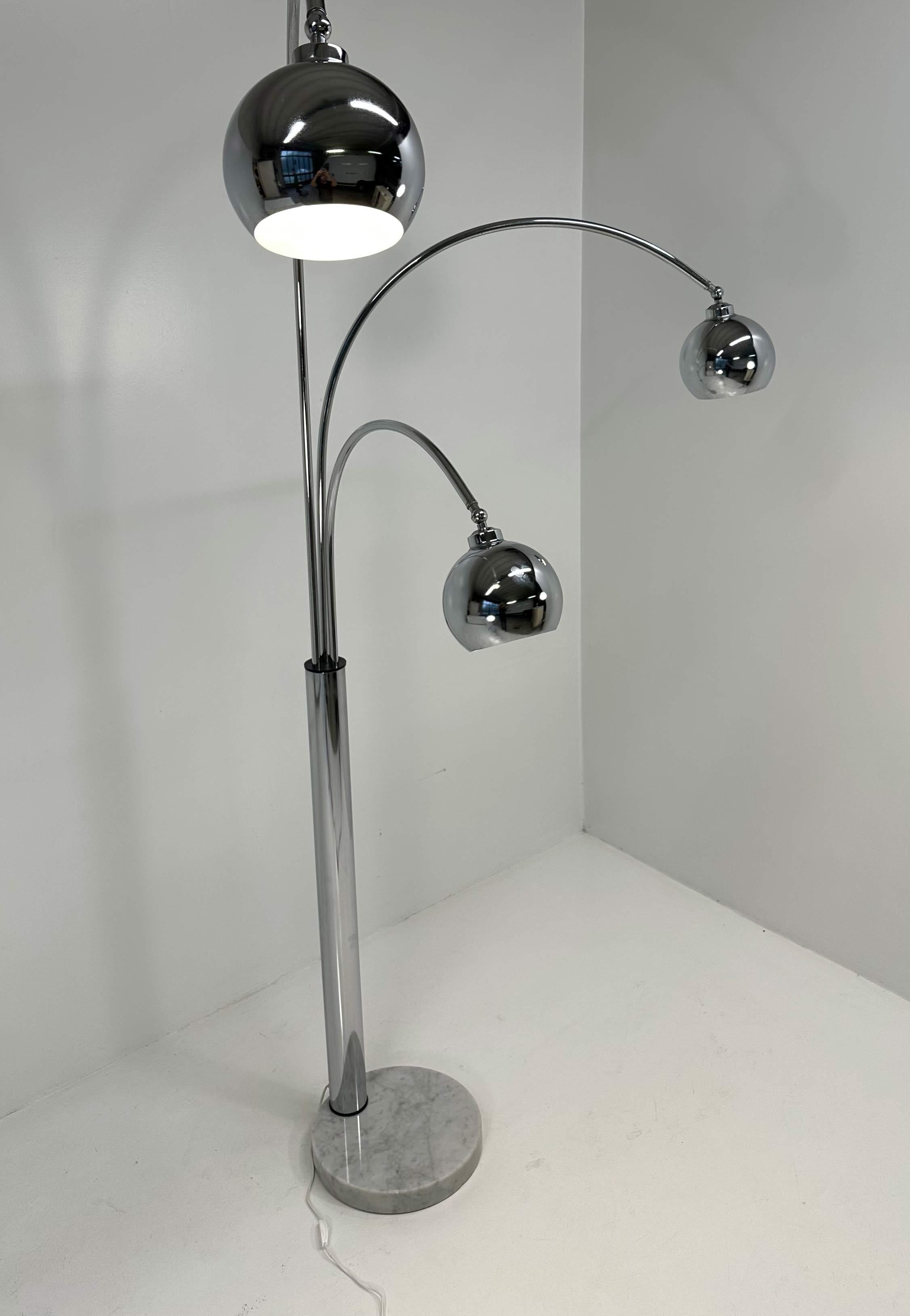 Lampadaire italien chromé, attribué à Reggiani, 1970 Bon état - En vente à Meda, MB