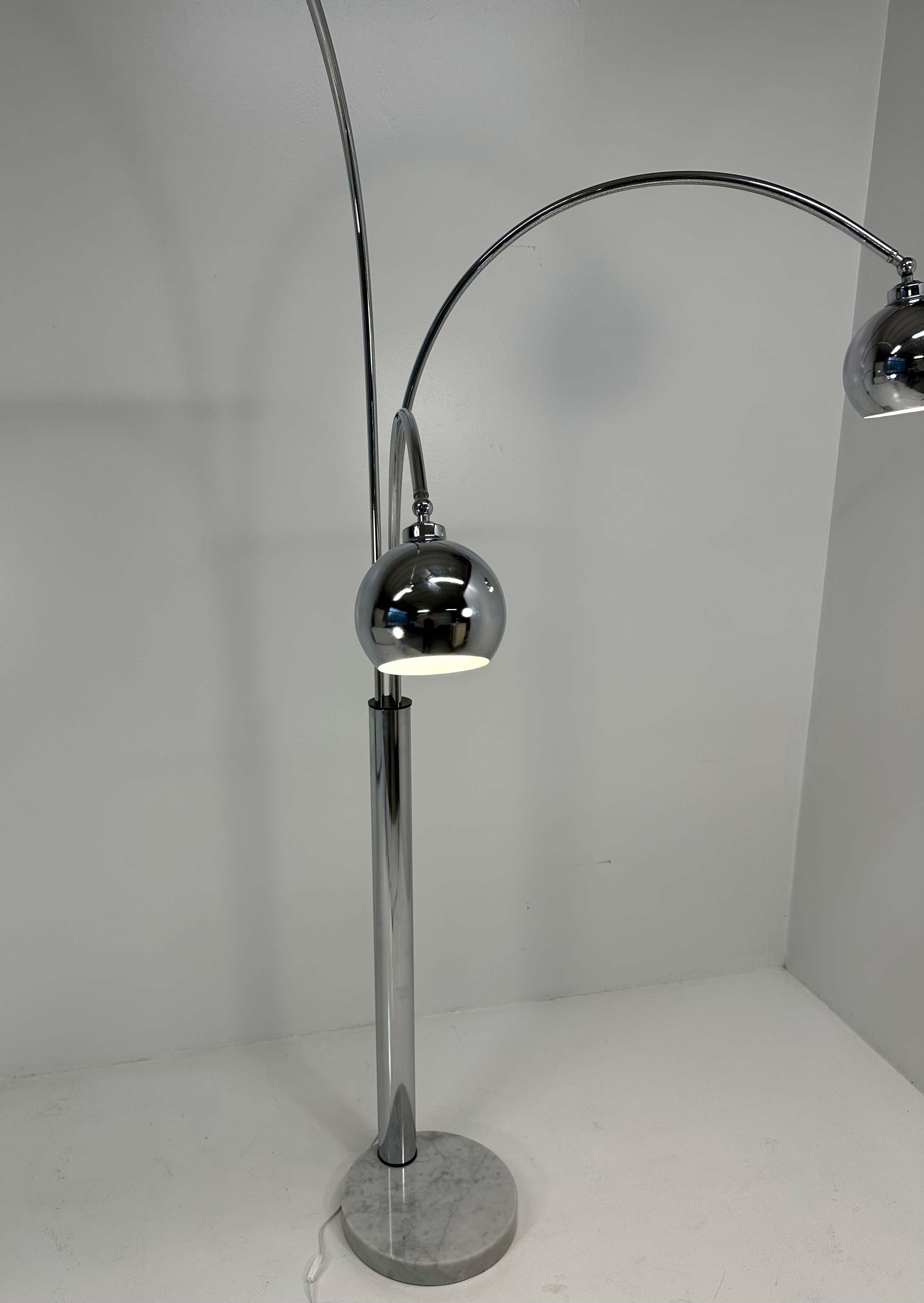 Fin du 20e siècle Lampadaire italien chromé, attribué à Reggiani, 1970 en vente