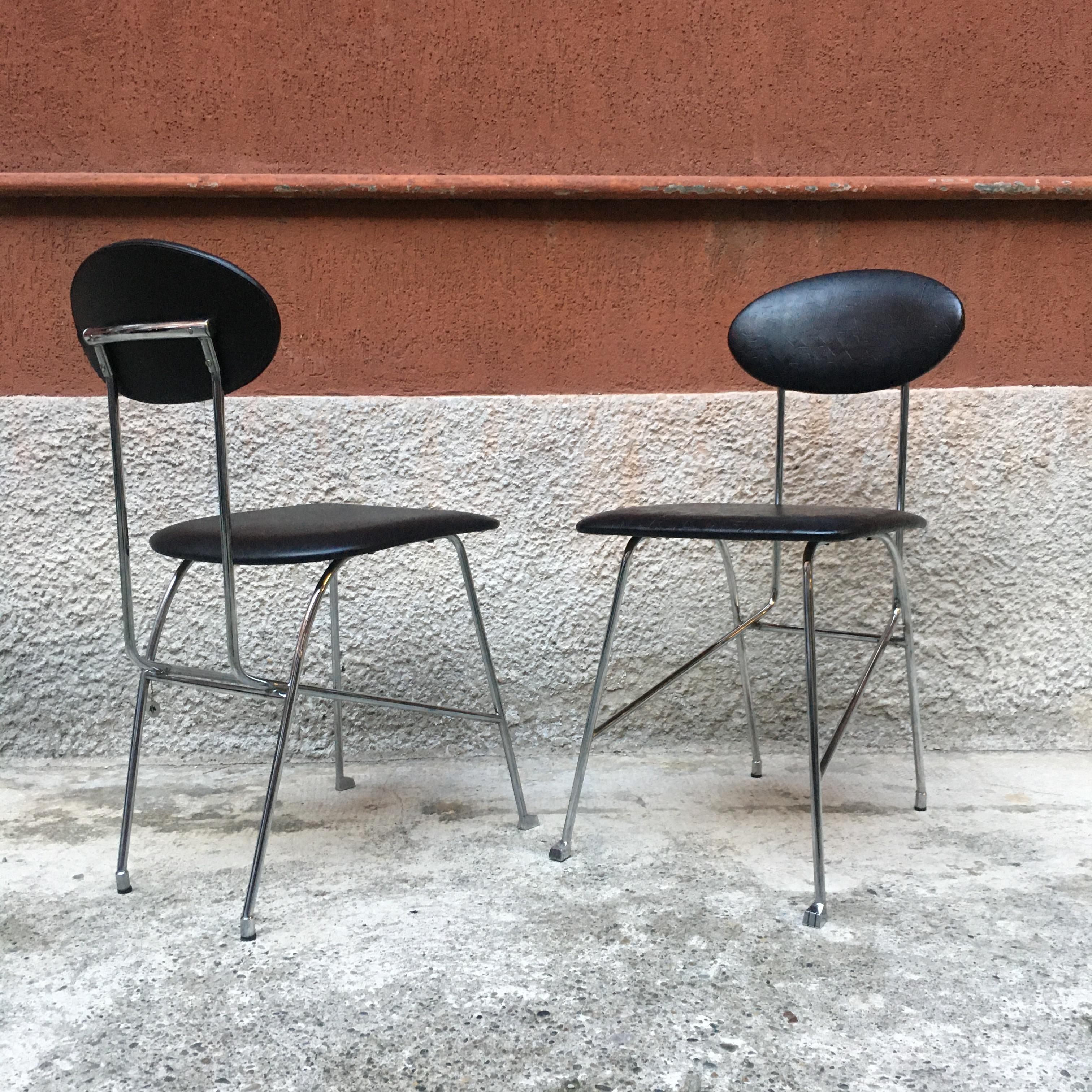 Italian chromed metal chair with leather cover by Mendini for Zabro, 1980s
Chair with chromed metal frame, with elegant toe cap and seat and back in black leather, designed by Alessandro Mendini for Zabro.
On one of the two seats there is the