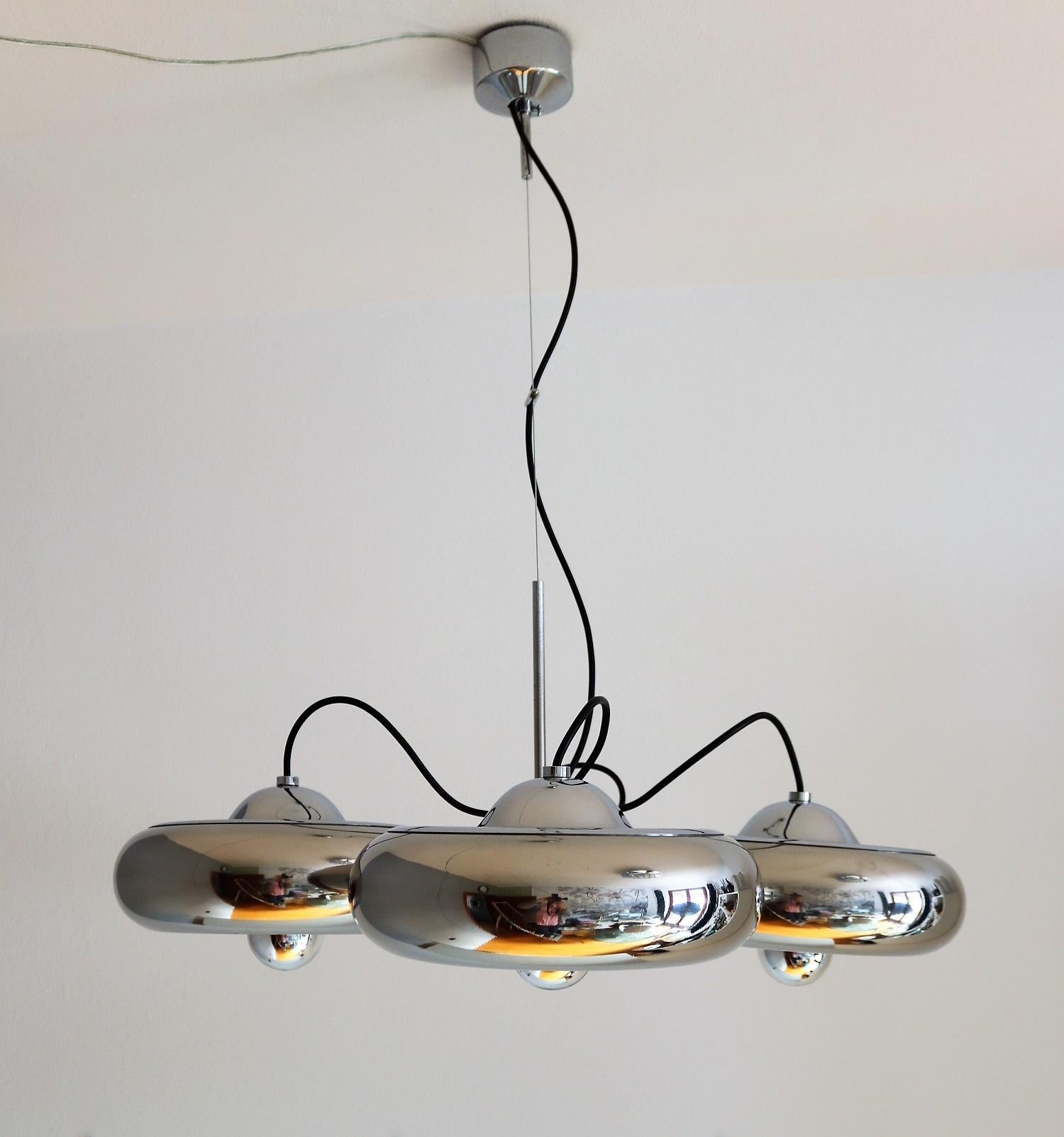 Gorgeous and very particular pendant lamp with four lights which are adjustable separately. Made in Italy in the 1970s by Luci Milano.
The four light bodies in the style of flying saucers are completely chromed and are equipped each with one bulb