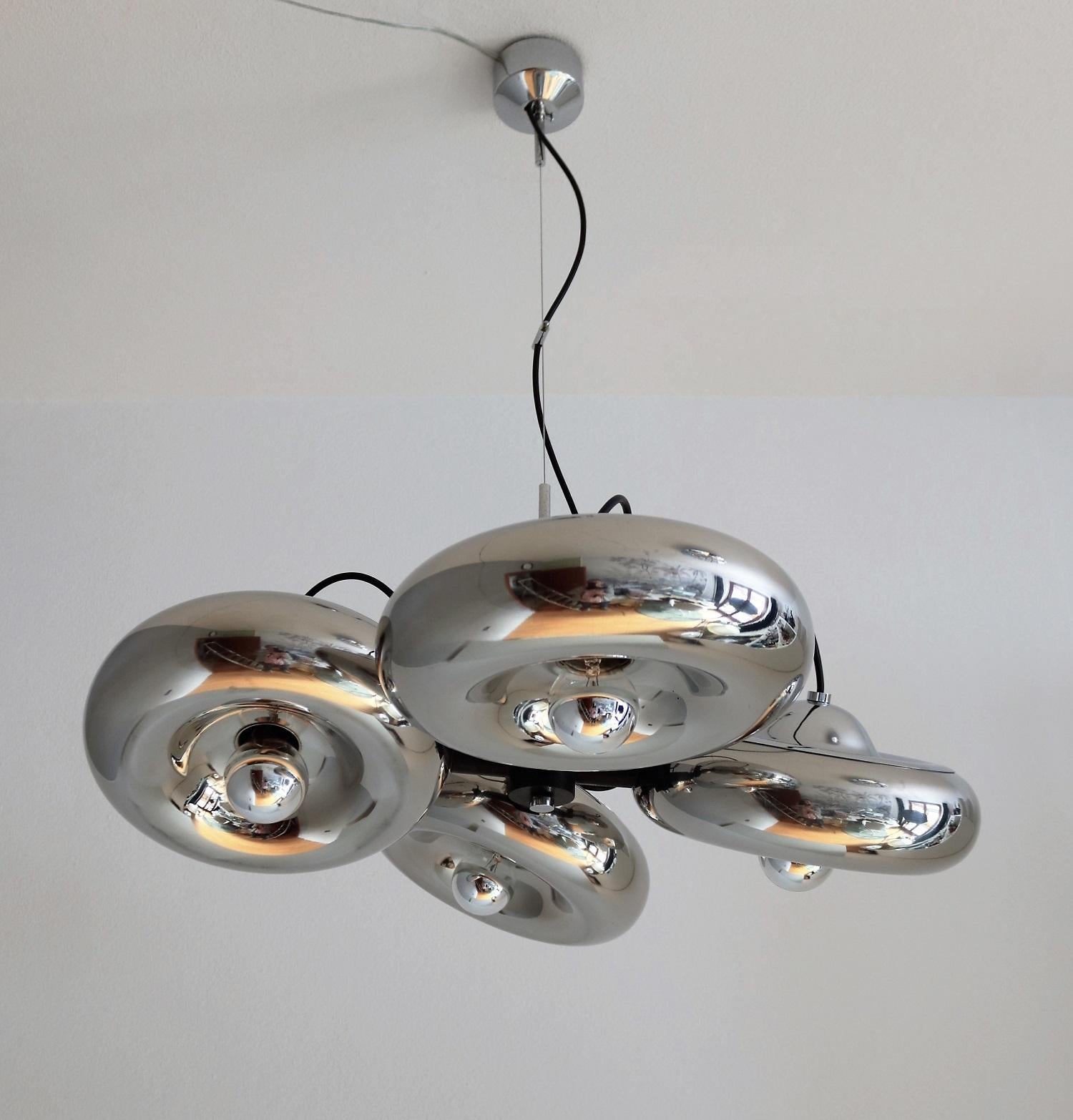 Italian Chromed Pendant Lamp with Adjustable Lights by Luci Milano, 1970s In Good Condition In Morazzone, Varese