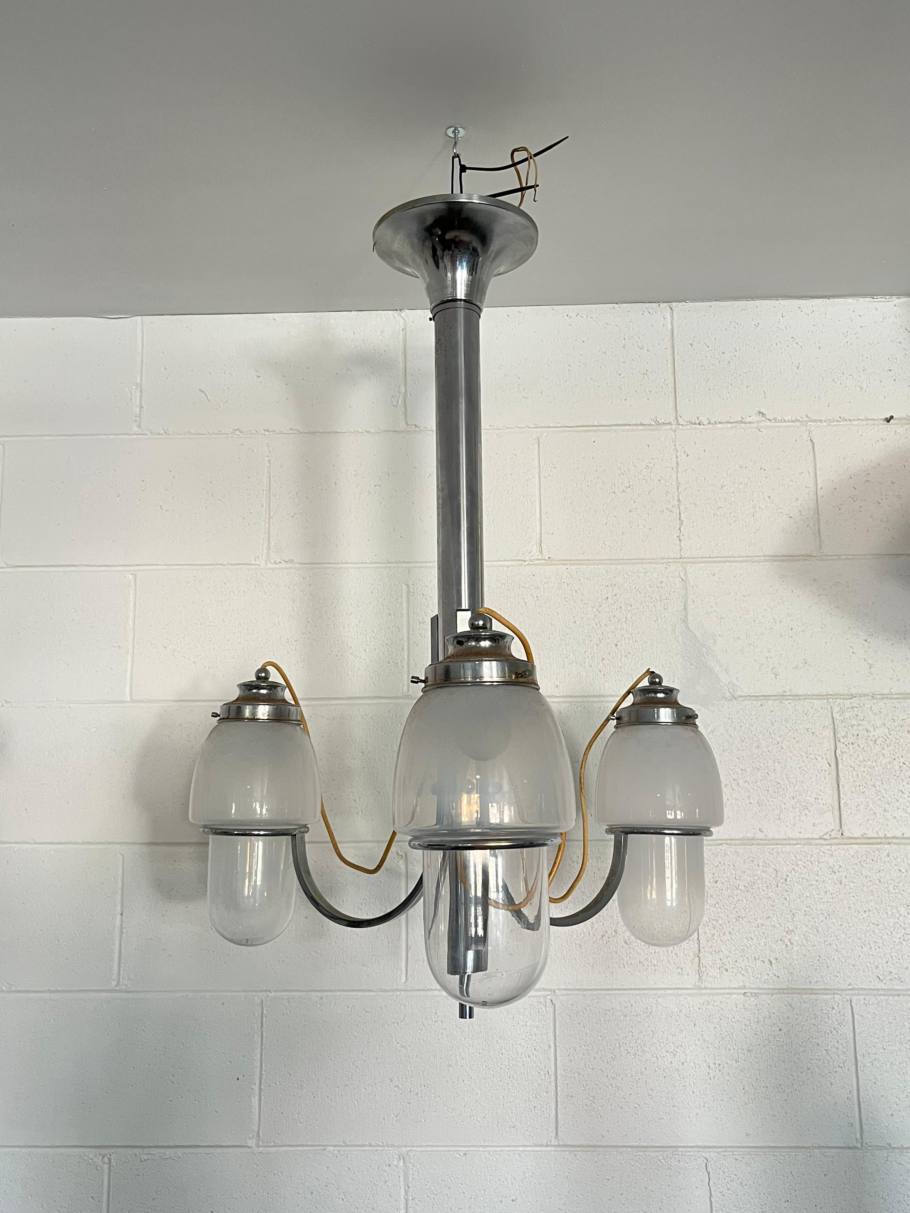 Mid-Century moderno Lampada a sospensione italiana cromata con tre lampadine di vetro anni '70 in vendita