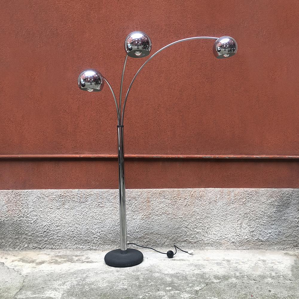 Italian chromed steel floor lamp with three arms by Goffredo Reggiani, 1970s
Arched lamp with three arms, with round cast iron base, central stem in chromed steel from which depart three adjustable arches of different sizes
Designed by Goffredo