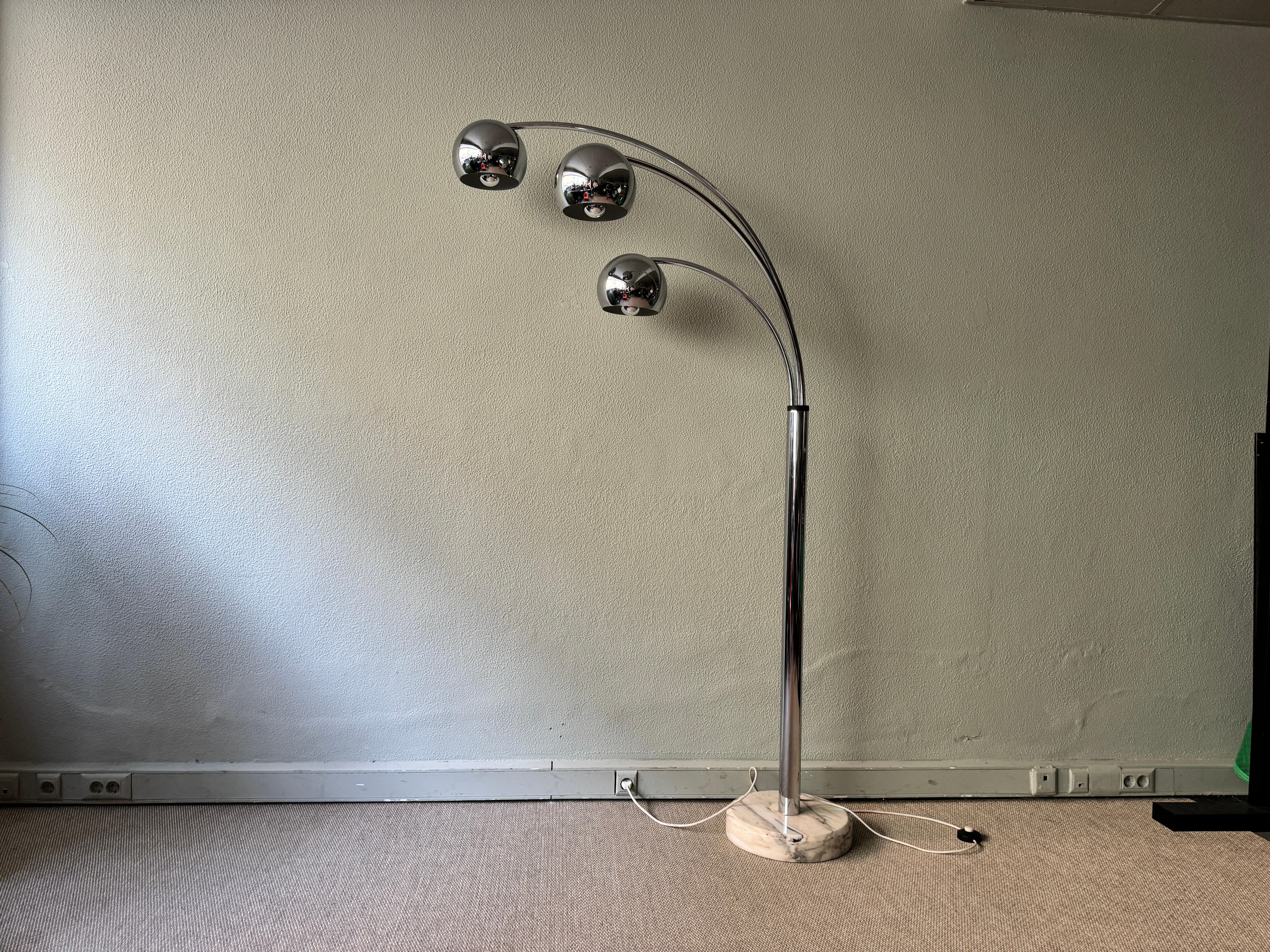 Tauchen Sie ein in die bezaubernde Welt des Vintage-Charmes mit unserem neuesten Schatz: die italienische Stehlampe aus verchromtem Stahl mit drei Armen von Goffredo Reggiani, ein wahres Schmuckstück aus den 1970er Jahren. Dieses exquisite Stück