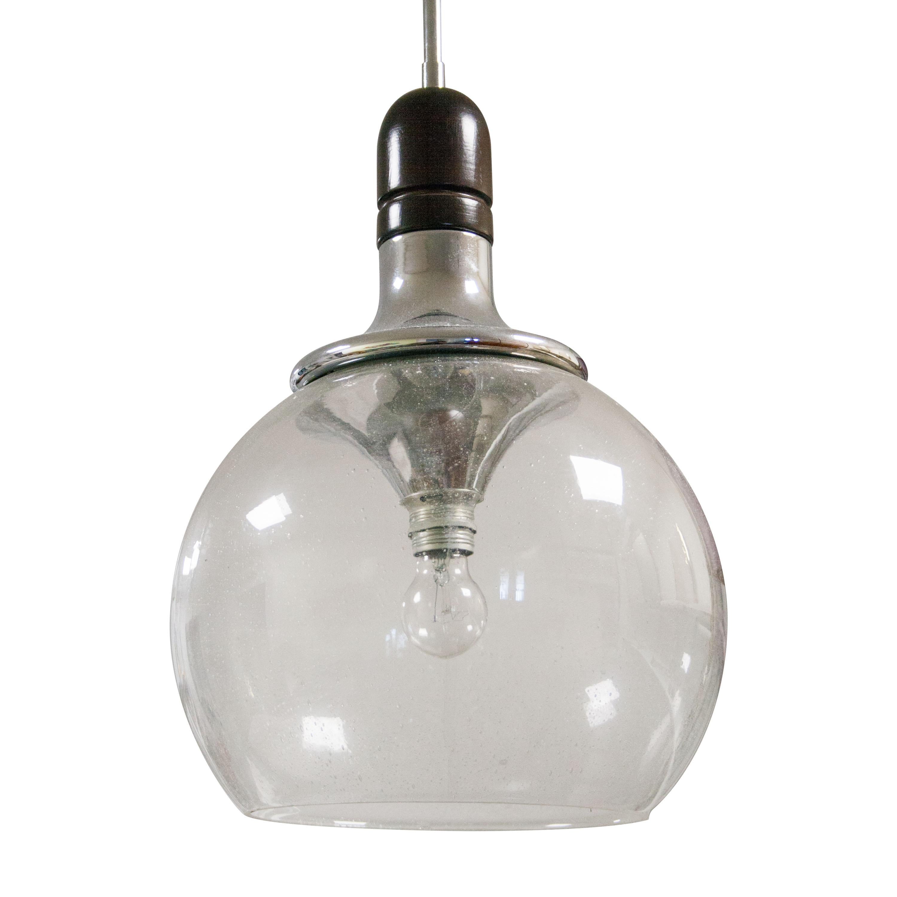Lampada da soffitto italiana con struttura in acciaio cromato, dettagli in legno e paralume in vetro testurizzato a goccia lavorato a mano. Progettato da Luigi Caccia e curato da Azucena.