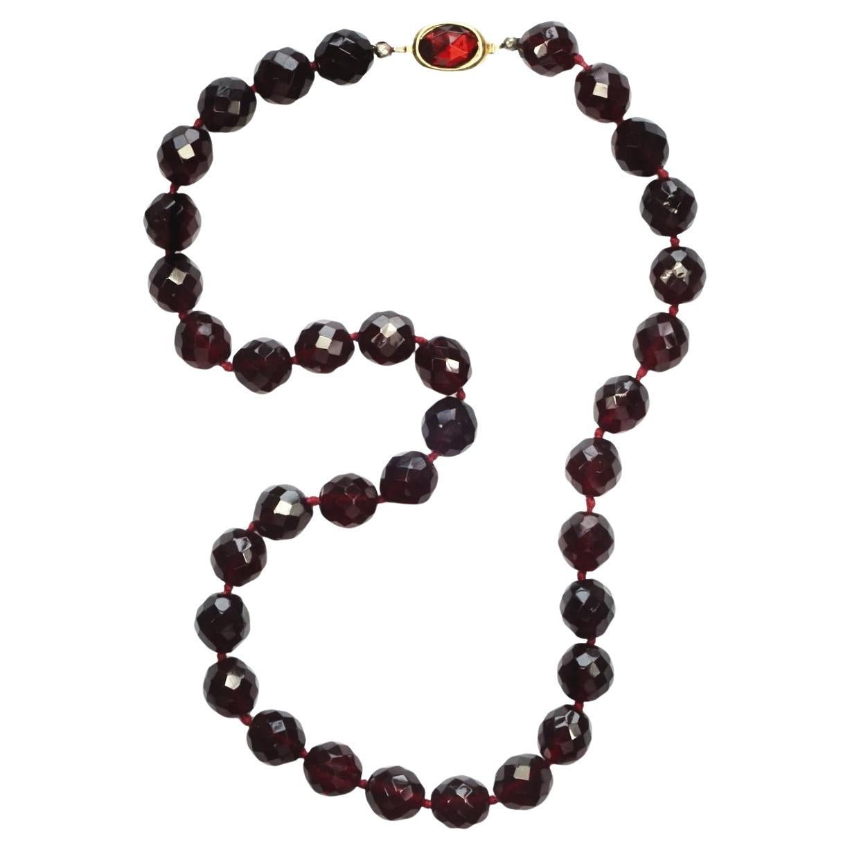 Italienische klobige dunkelrote facettierte Glasperlenkette im Angebot