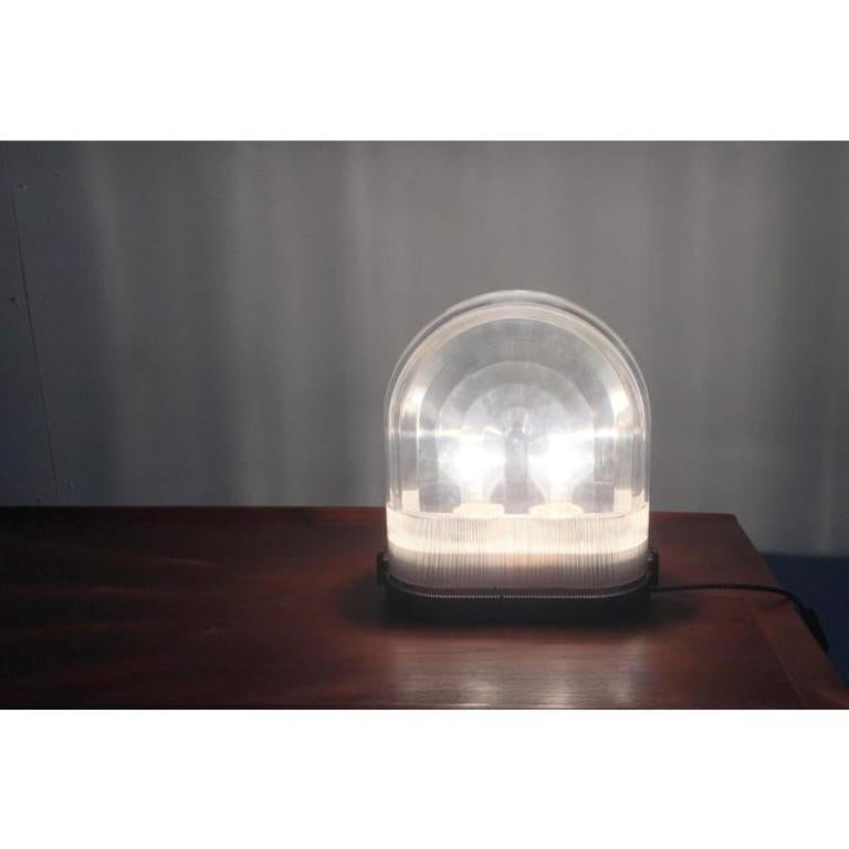 Seltene italienische Tischlampe Ciaro von Zerbetto
- Basierend auf einem Entwurf aus den 1970er Jahren von Boccato, Gigante und Zambusi Architetti
- Ein seltenes Sammlerstück
- Ornamentale Formensprache in technischer Materialität
- Die markante
