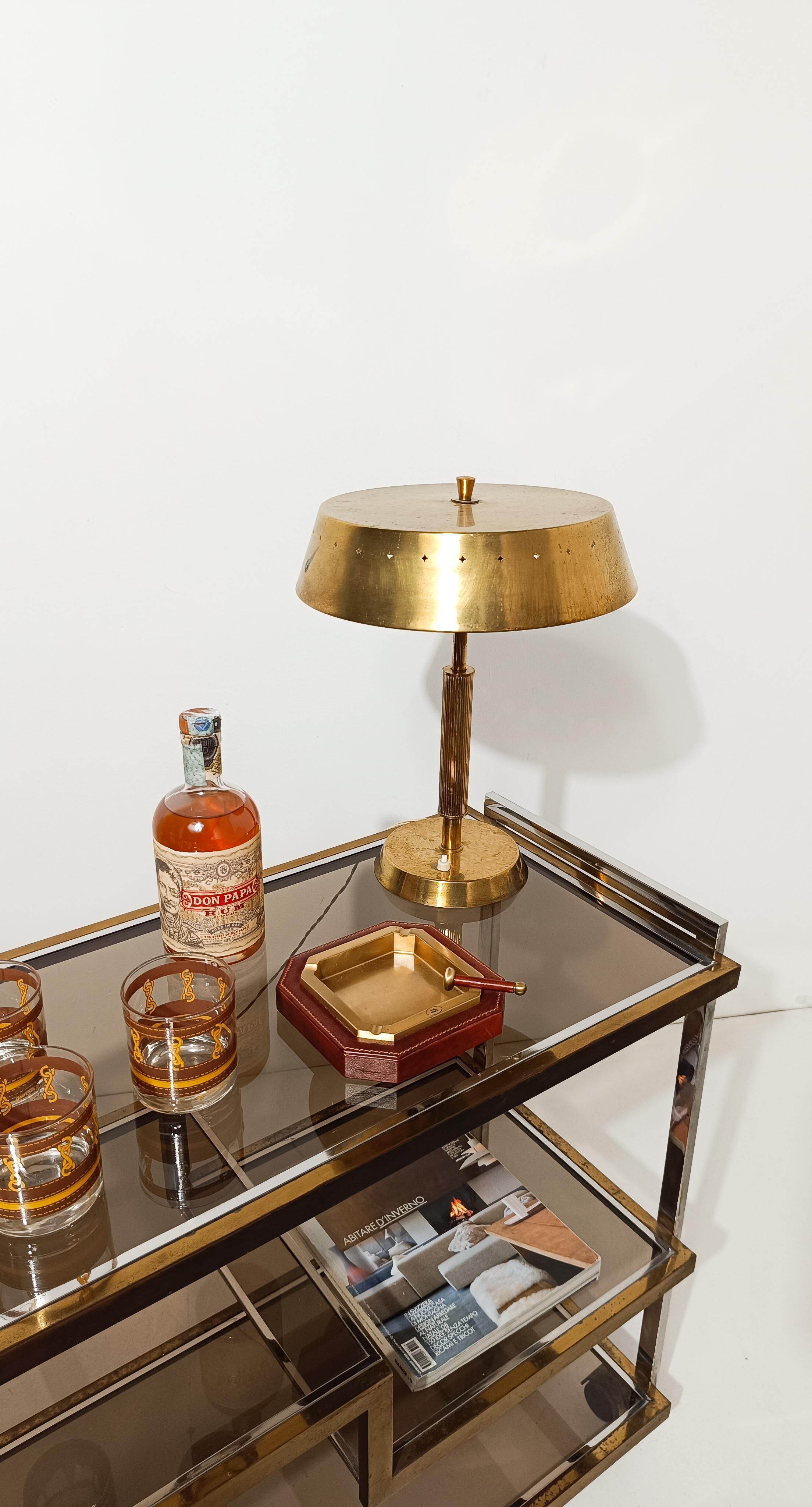 I am offering for sale an item that fully expresses the pursuit of perfection and the great skills of Florentine artisans when it comes to leather processing.
This cigar ashtray, which can also be used as a Vide Poche, was produced between the 90s